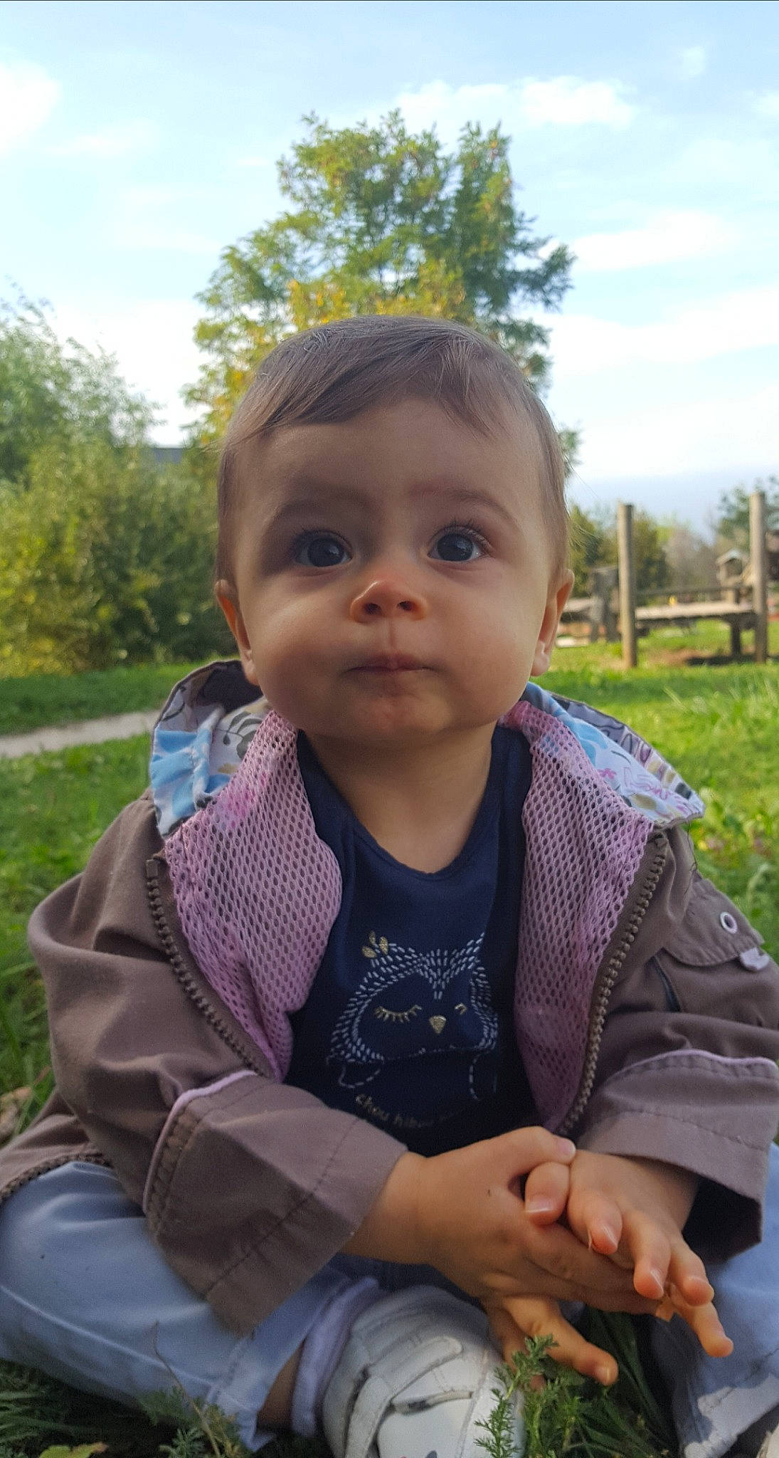 Gaëlle a rejoint le concours — aidez-le/la à gagner de superbes lots ! baby, cheek, child, face, grass, person, sitting, skin, smile, toddler