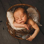 Tom participe au concours pour gagner de l'argent avec cette photo : newborn, baby, sleeping, basket, wicker, soft_padding, stuffed_toy, mouse, arm, face, peaceful, infant, wood_floor, cute, portrait, resting, indoors, cozy, child, photography