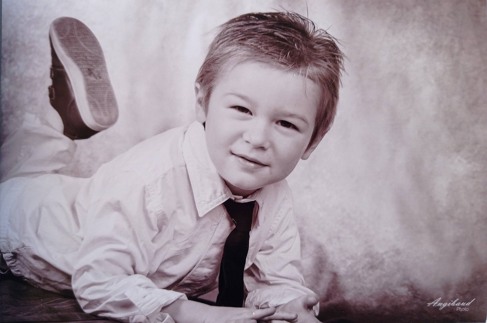 Tyméo participe au concours pour gagner de l'argent avec cette photo : baby_toddler_clothing, child, child_model, collar, dress_shirt, ear, joy, monochrome, person, portrait, portrait_photography, sitting, stock_photography, toddler, vintage_clothing, walking_shoe