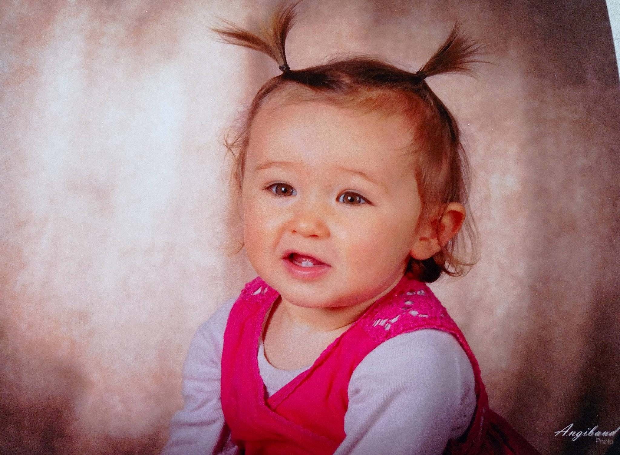 Lylou a rejoint le concours — aidez-le/la à gagner de superbes lots ! baby, baby_toddler_clothing, brown_hair, cheek, child, child_model, eyelash, hair_accessory, hair_tie, hairstyle, headband, headpiece, iris, lip, person, pink, portrait_photography, toddler, tongue