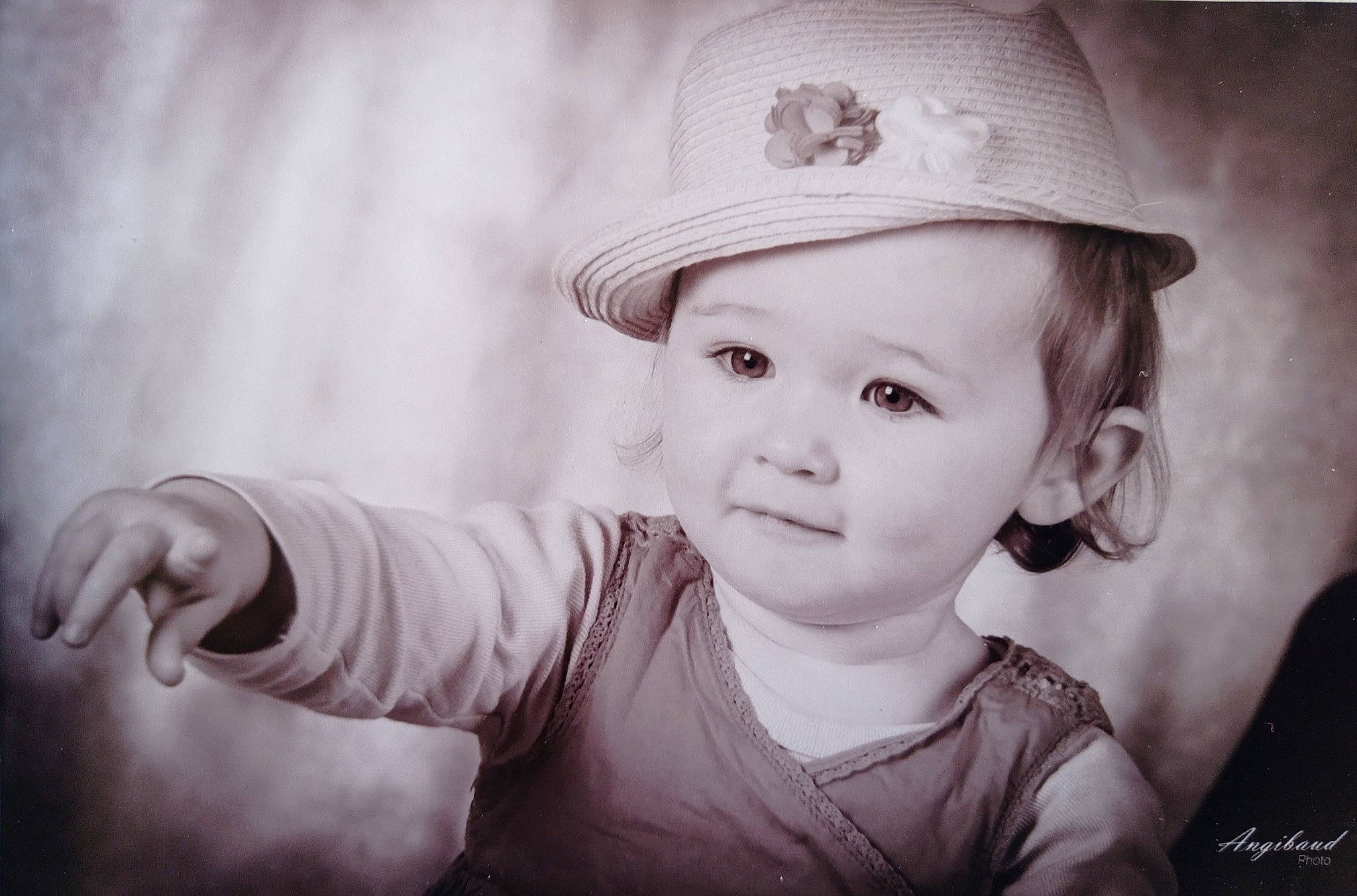 Lylou a rejoint le concours — aidez-le/la à gagner de superbes lots ! baby, baby_toddler_clothing, beauty, bonnet, child, child_model, clothing, cool, costume_accessory, fedora, hat, headgear, lip, mouth, person, portrait, portrait_photography, sun_hat, toddler, water_feature