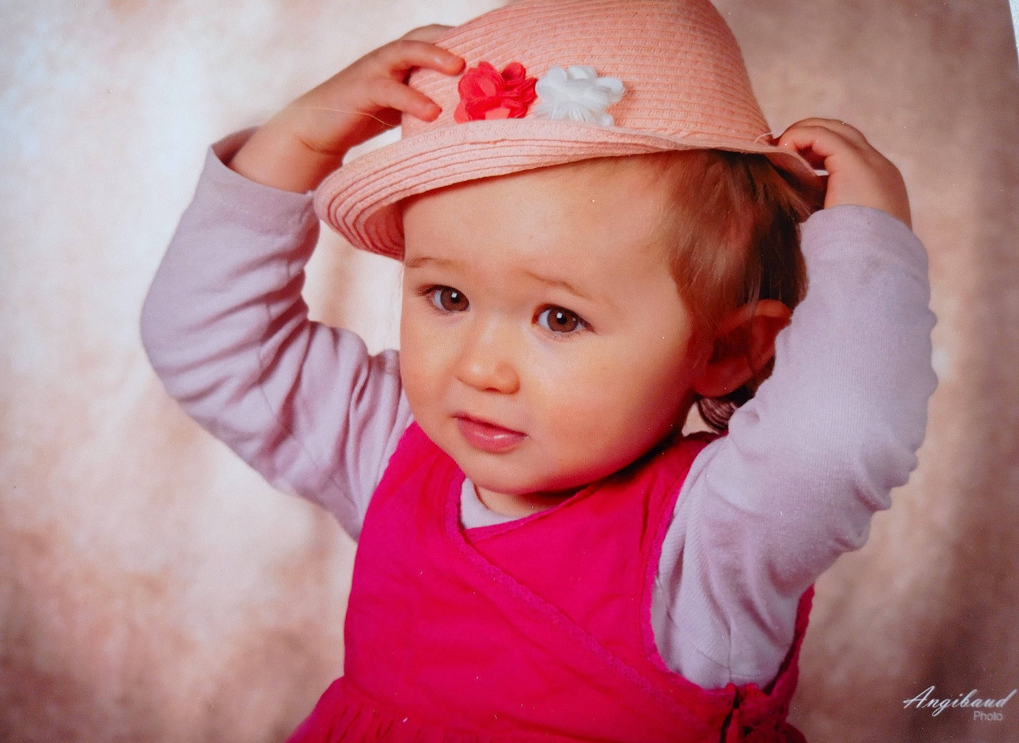 Lylou participe au concours pour gagner de l'argent avec cette photo : baby, baby_toddler_clothing, cheek, child, child_model, costume_accessory, costume_hat, ear, fashion_accessory, hair_accessory, hand, hat, headgear, headpiece, headwear, lip, peach, person, pink, portrait_photography