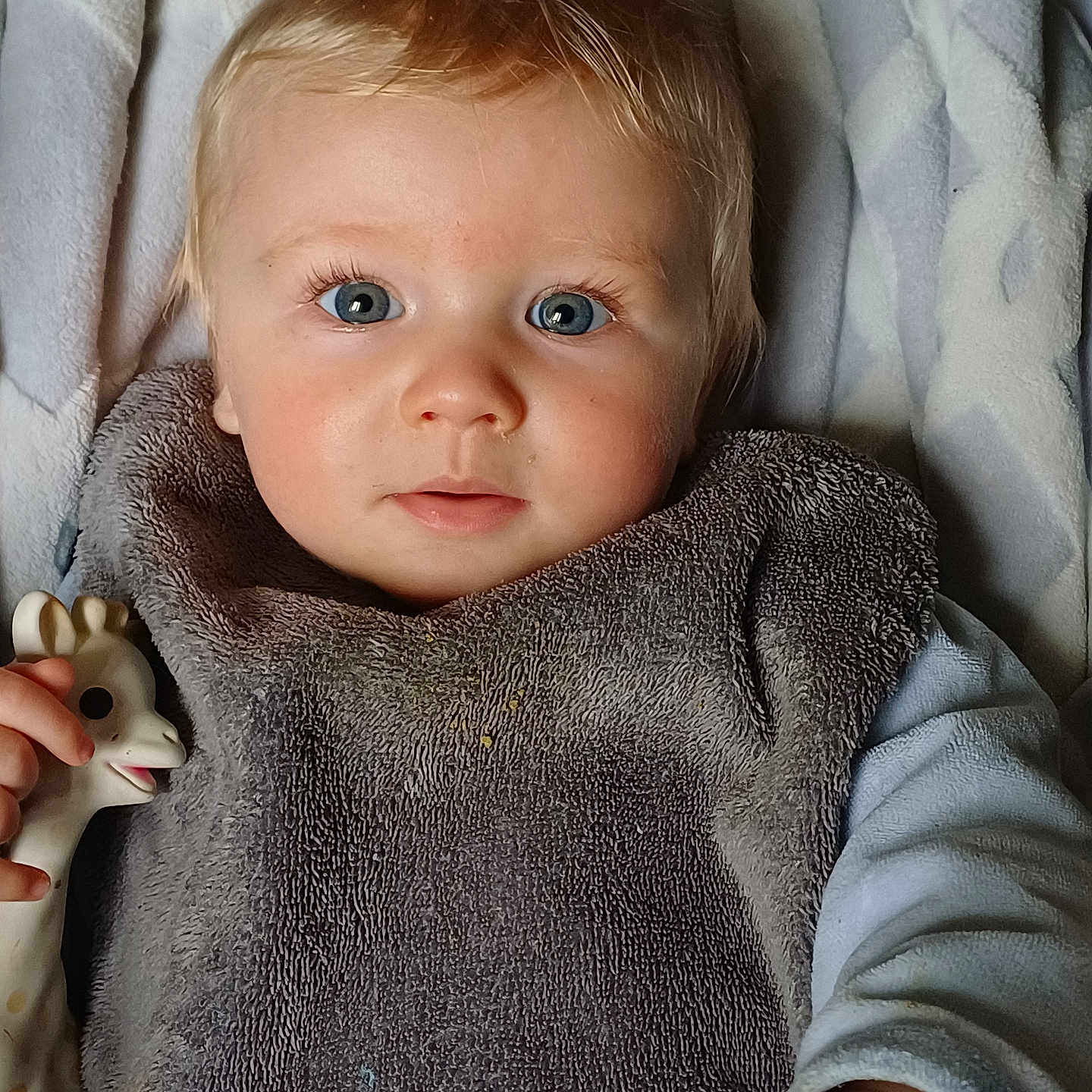 Tahys participe au concours pour gagner de l'argent avec cette photo : baby, bib, blanket, blue_eyes, child, close_up, cute, face, giraffe_toy, hand, infant, laying, light, looking_at_camera, person, plush, portrait, soft_texture, toy, young_child