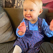 Luna a rejoint le concours — aidez-le/la à gagner de superbes lots ! toddler, child, smiling, clapping, blue_dress, white_tights, pony_tail, indoor, couch, cushion, happy, person, baby, seat, home, portrait, cute, young_child, sitting, fabric