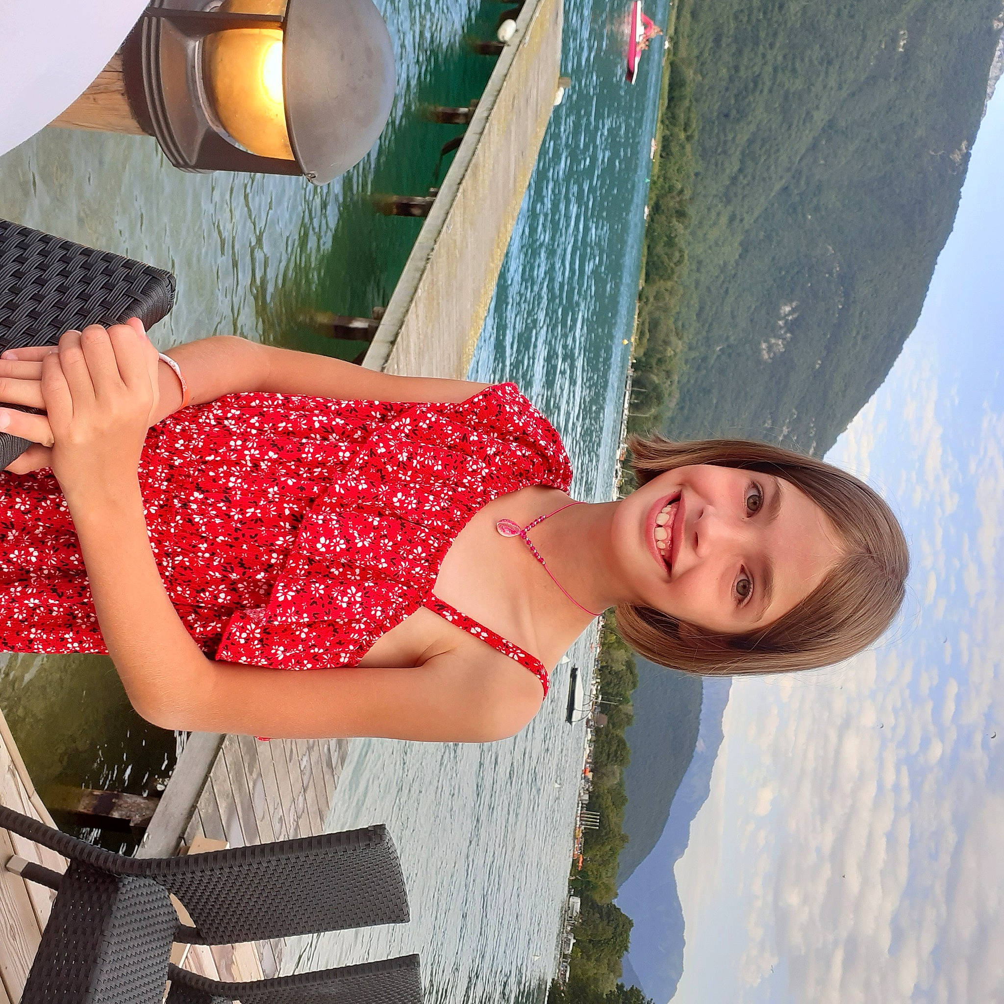 Anais participe au concours pour gagner de l'argent avec cette photo : black_hair, cool, eyewear, flash_photography, green, happy, human_body, joint, joy, leg, leisure, light, people_in_nature, person, shoulder, sky, smile, thigh, tints_and_shades, trunk