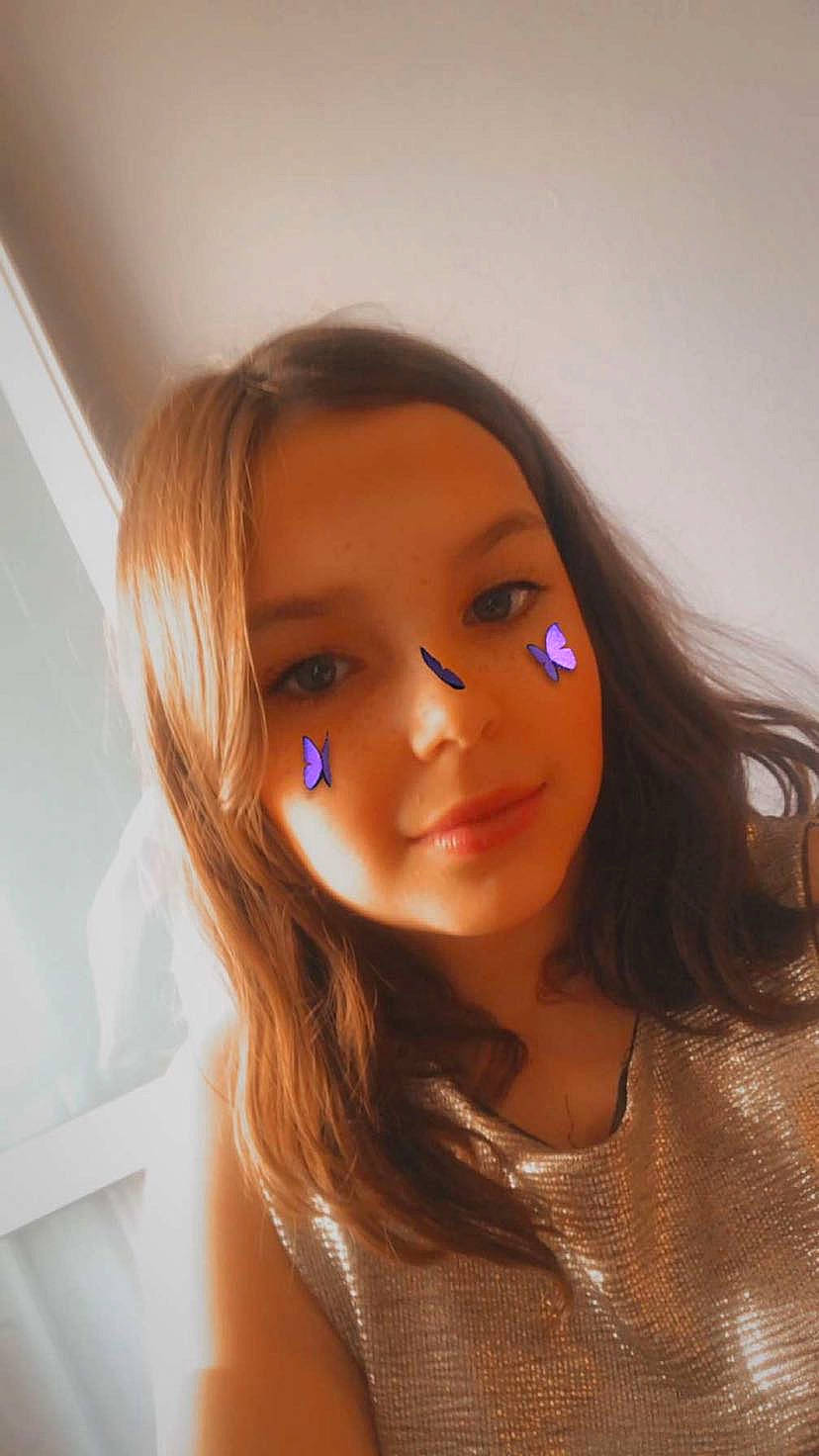 Chayna participe au concours pour gagner de l'argent avec cette photo : black_hair, brown_hair, cheek, chin, electric_blue, eyebrow, eyelash, flash_photography, fun, happy, iris, jaw, layered_hair, lip, long_hair, nose, person, selfie, skin, smile