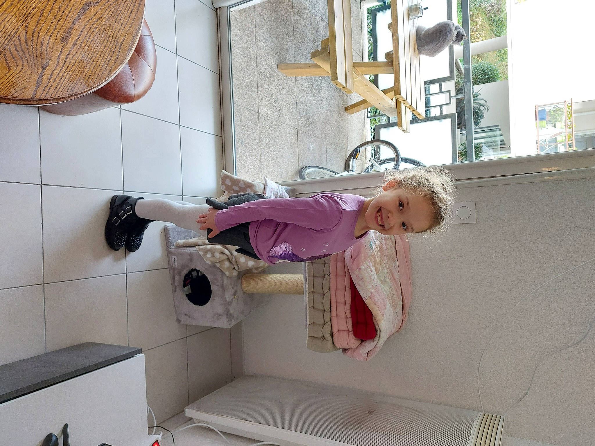 Camille participe au concours pour gagner de l'argent avec cette photo : baby_toddler_clothing, bathroom, building, child, comfort, floor, flooring, hat, house, household_supply, interior_design, joy, laundry_room, magenta, person, purple, room, sun_hat, tile, toddler
