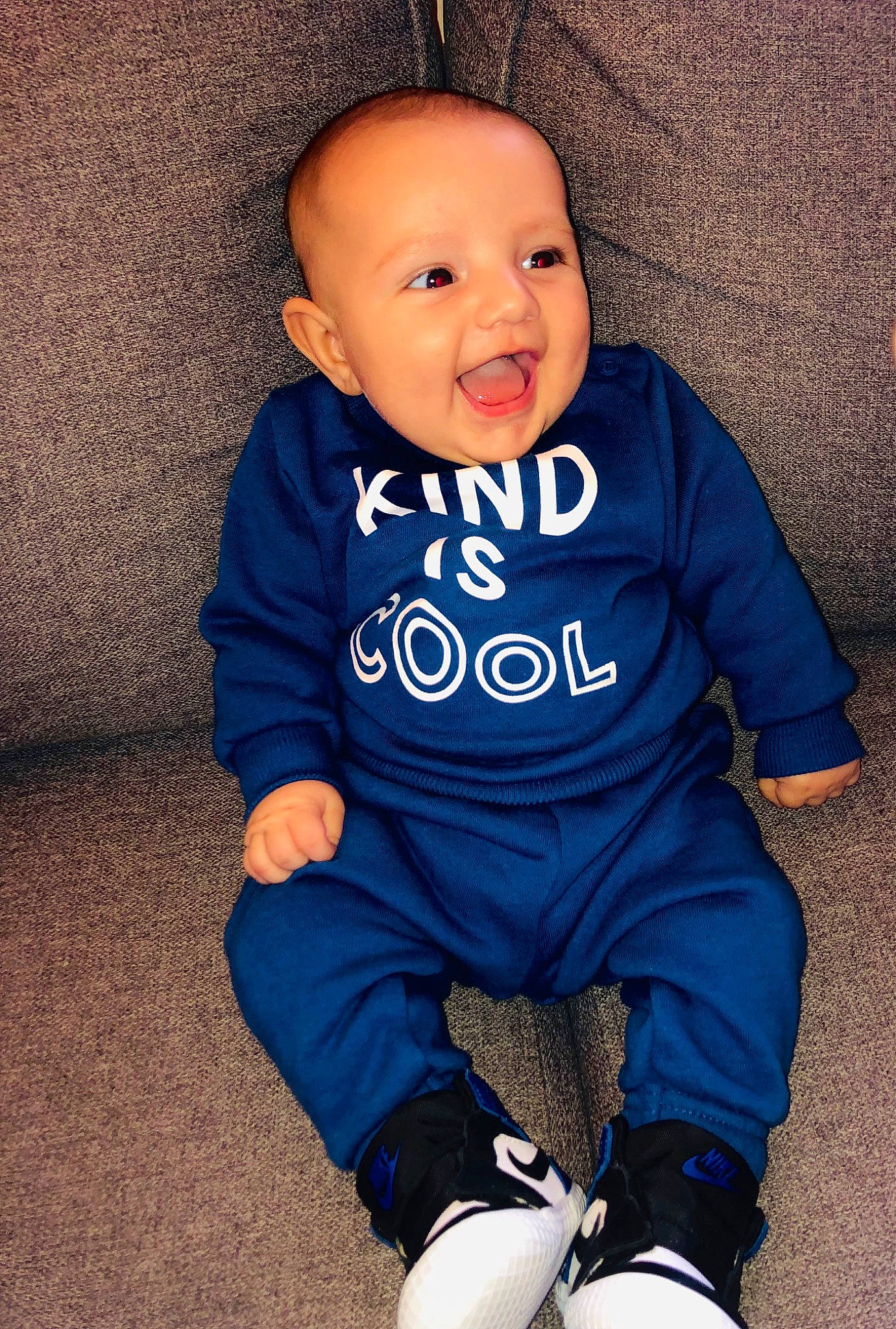 Ghjulian a rejoint le concours — aidez-le/la à gagner de superbes lots ! baby, baby_toddler_clothing, child, cool, electric_blue, facial_expression, finger, happy, human_leg, leg, outerwear, pattern, person, sitting, skin, sleeve, smile, sportswear, t_shirt, textile