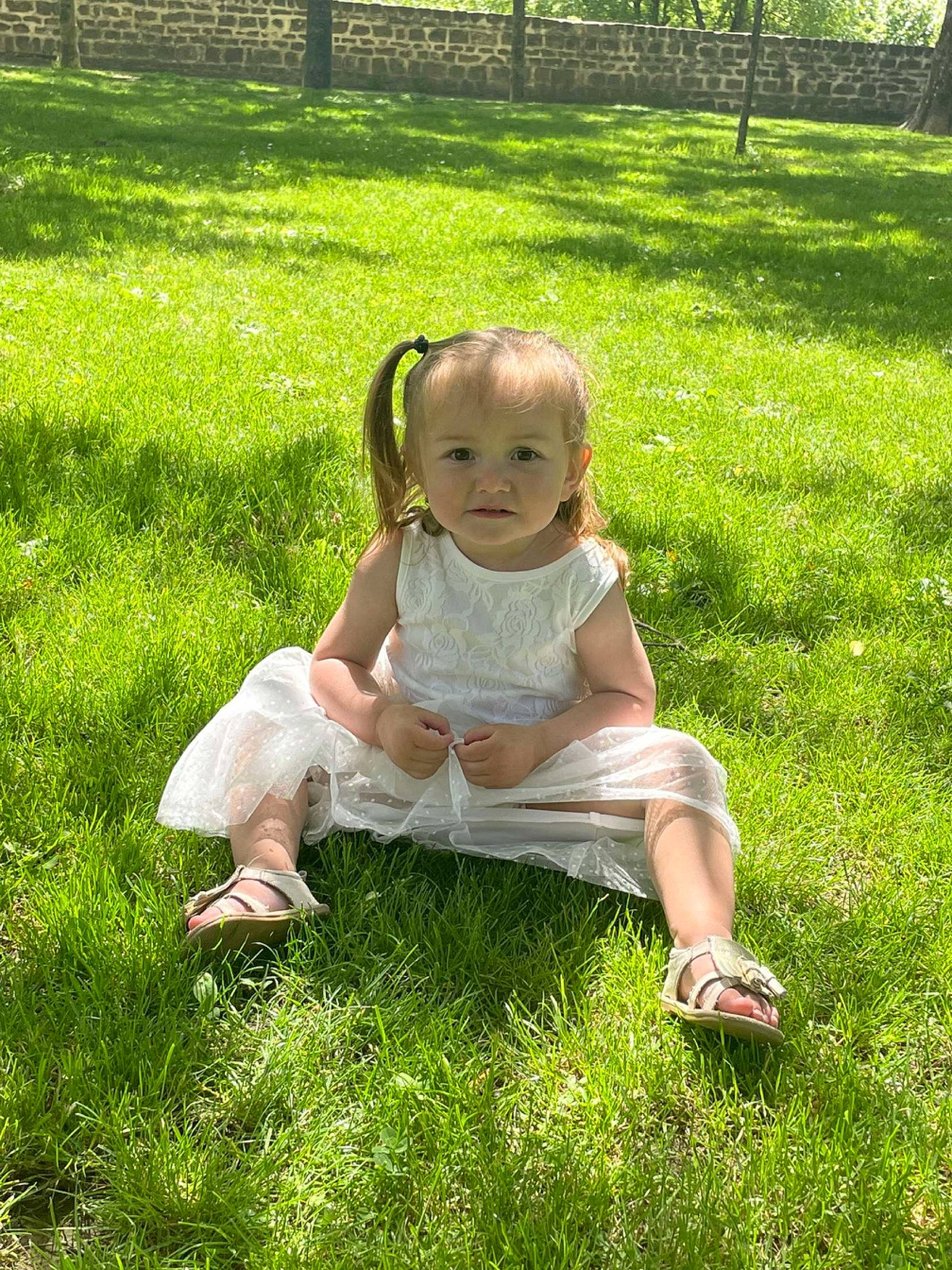 Maëlia a rejoint le concours — aidez-le/la à gagner de superbes lots ! baby, baby_toddler_clothing, barefoot, face, fun, grass, grass_family, grassland, groundcover, happy, head, lawn, leaf, leisure, mammal, meadow, people_in_nature, person, plant, shorts