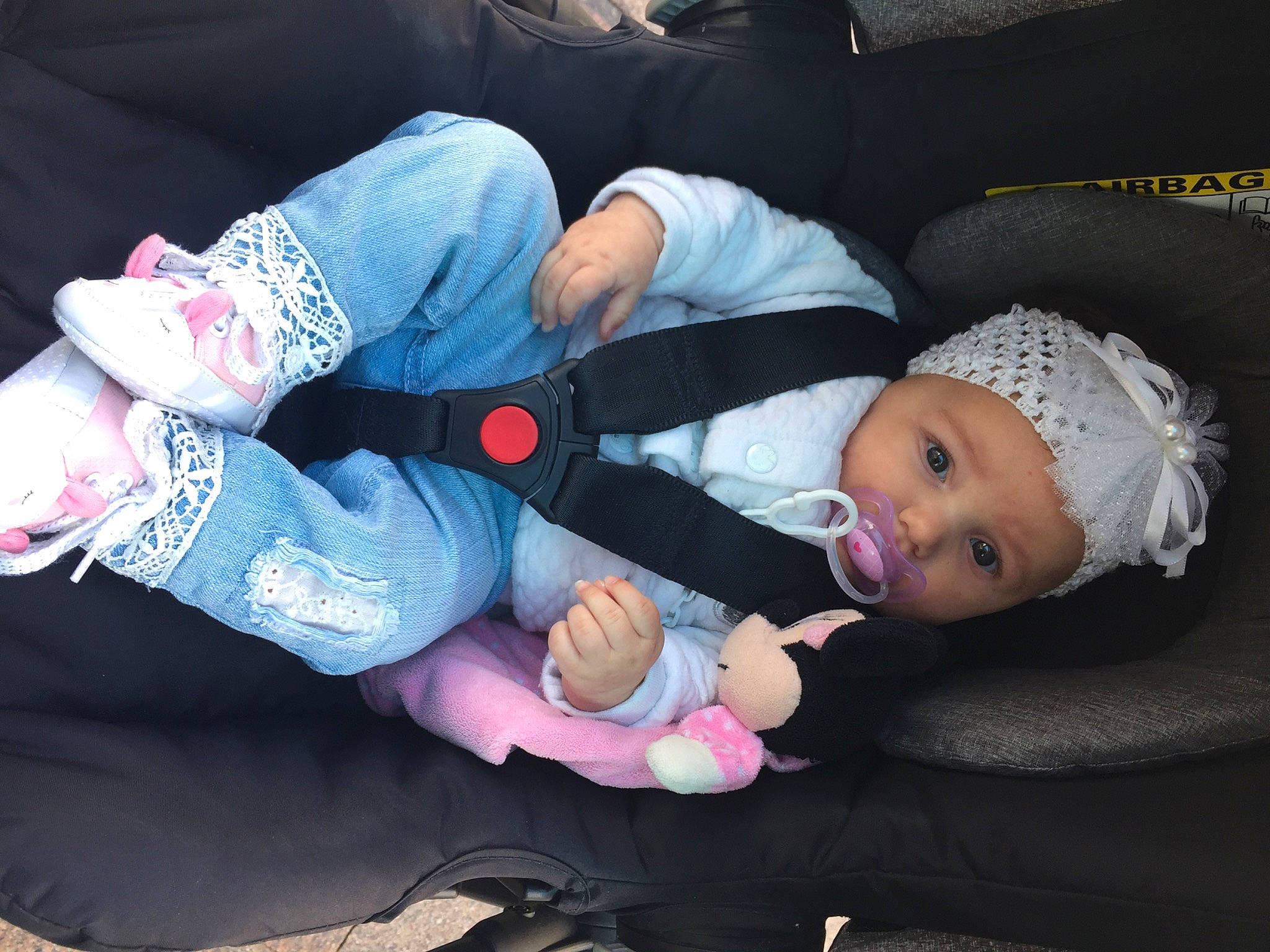 Maëlia a rejoint le concours — aidez-le/la à gagner de superbes lots ! baby, baby_products, baby_toddler_clothing, cheek, child, comfort, denim, finger, foot, headwear, human_leg, knee, lap, leg, person, product, sitting, sock, thigh, toddler