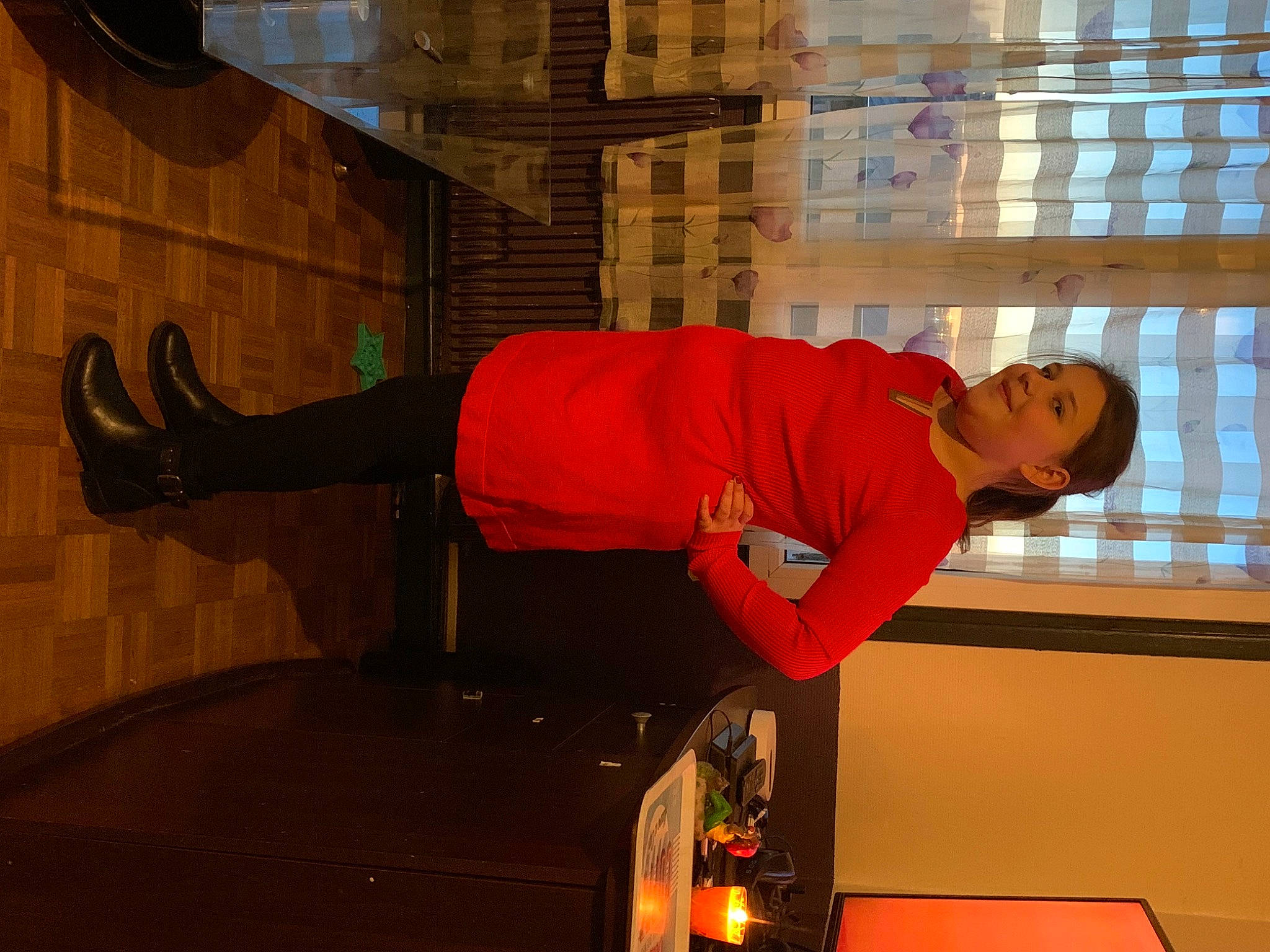 Mayline a rejoint le concours — aidez-le/la à gagner de superbes lots ! art, balance, cleanliness, comfort, elbow, event, flooring, fun, human_leg, joy, knee, orange, person, sleeve, sportswear, thigh, walking_shoe, wrist