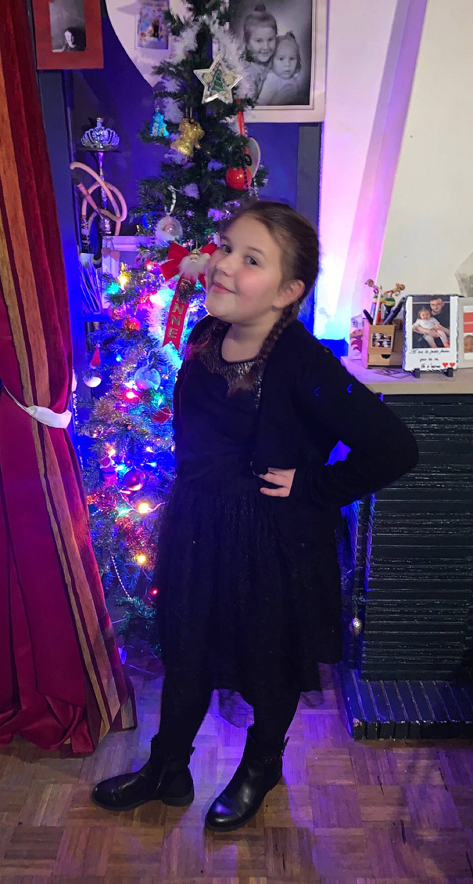 Mayline a rejoint le concours — aidez-le/la à gagner de superbes lots ! beauty, blurred, christmas_decoration, christmas_ornament, christmas_tree, curtain, electric_blue, entertainment, event, fashion, fashion_design, formal_wear, fun, happy, holiday, joy, magenta, person, purple, standing