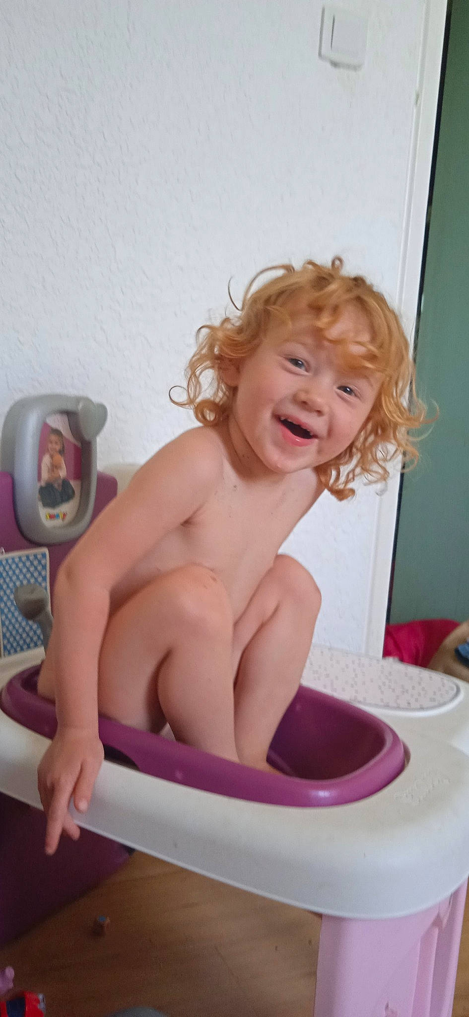 Lucia a rejoint le concours — aidez-le/la à gagner de superbes lots ! baby, baby_bathing, barefoot, bathing, blond, cheek, child, eye, foot, fun, human_leg, mouth, person, pink, play, sitting, skin, smile, stomach, thigh