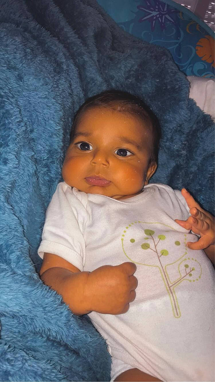 Neyls participe au concours pour gagner de l'argent avec cette photo : arm, baby, baby_toddler_clothing, cheek, chin, eye, eyebrow, forehead, hair, hairstyle, happy, human, iris, lip, mouth, neck, nose, person, skin, sleeve