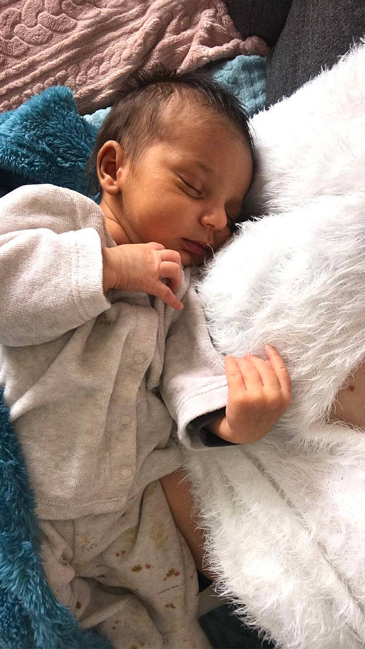 Neyls participe au concours pour gagner de l'argent avec cette photo : baby, child, comfort, eyelash, fur, fur_clothing, gesture, hand, happy, human, linens, neck, nose, person, sitting, skin, textile, thumb, toddler, winter