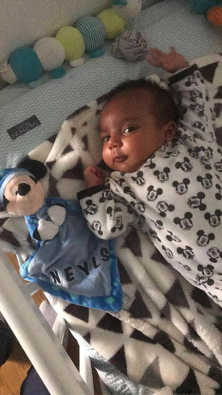 Neyls participe au concours pour gagner de l'argent avec cette photo : baby, baby_products, baby_safety, baby_toddler_clothing, bed_sheet, bedding, bedtime, blanket, child, comfort, flooring, linens, pattern, person, room, stuffed_toy, textile, toddler, toy, vertebrate