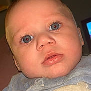 Idriss participe au concours pour gagner de l'argent avec cette photo : baby, infant, face, blue_eyes, close_up, portrait, red_eye, onesie, cute, cheeks, lips, nose, eyelashes, skin, flash_photo, blanket, indoor, sleepwear, teddy_bear, staring