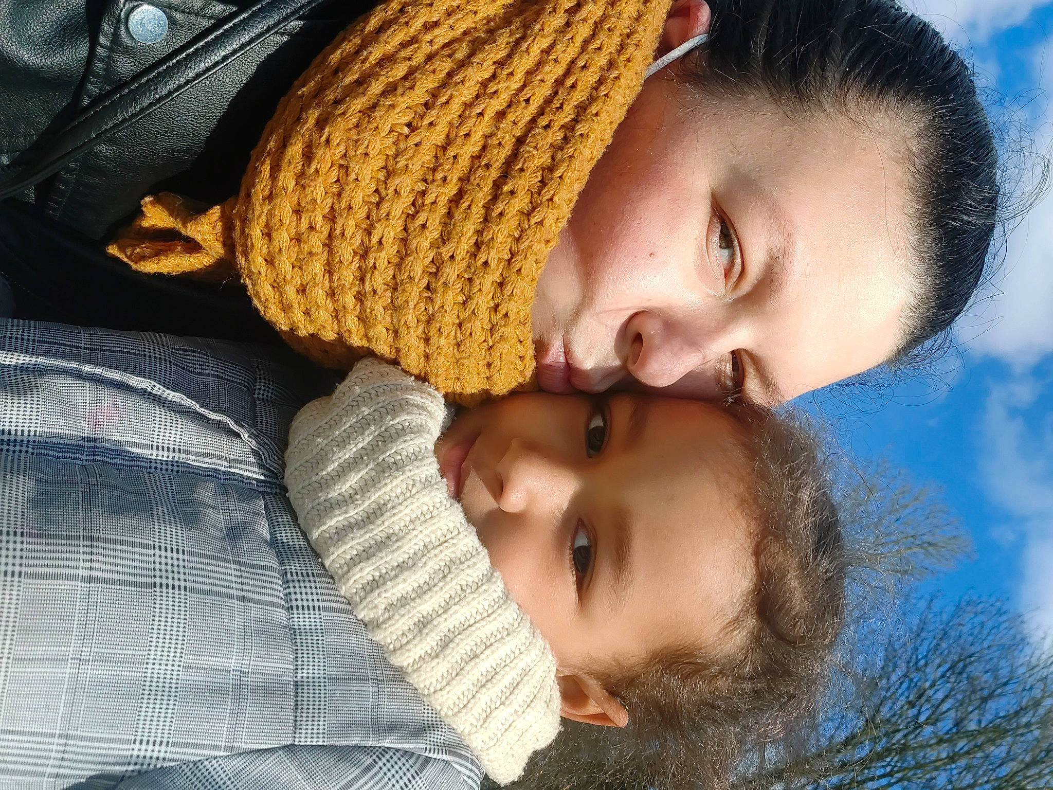 Chelsea participe au concours pour gagner de l'argent avec cette photo : blue, cheek, cloud, comfort, face, flash_photography, grass, happy, interaction, iris, lip, mouth, nose, organ, people_in_nature, person, skin, sky, smile, toddler