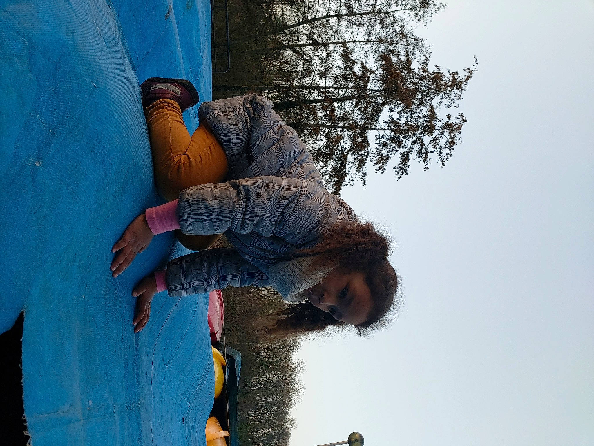 Chelsea a rejoint le concours — aidez-le/la à gagner de superbes lots ! adventure, daytime, denim, elbow, electric_blue, freezing, fun, gesture, happy, leisure, people_in_nature, person, plant, recreation, reflection, sitting, sky, tree, twig, water