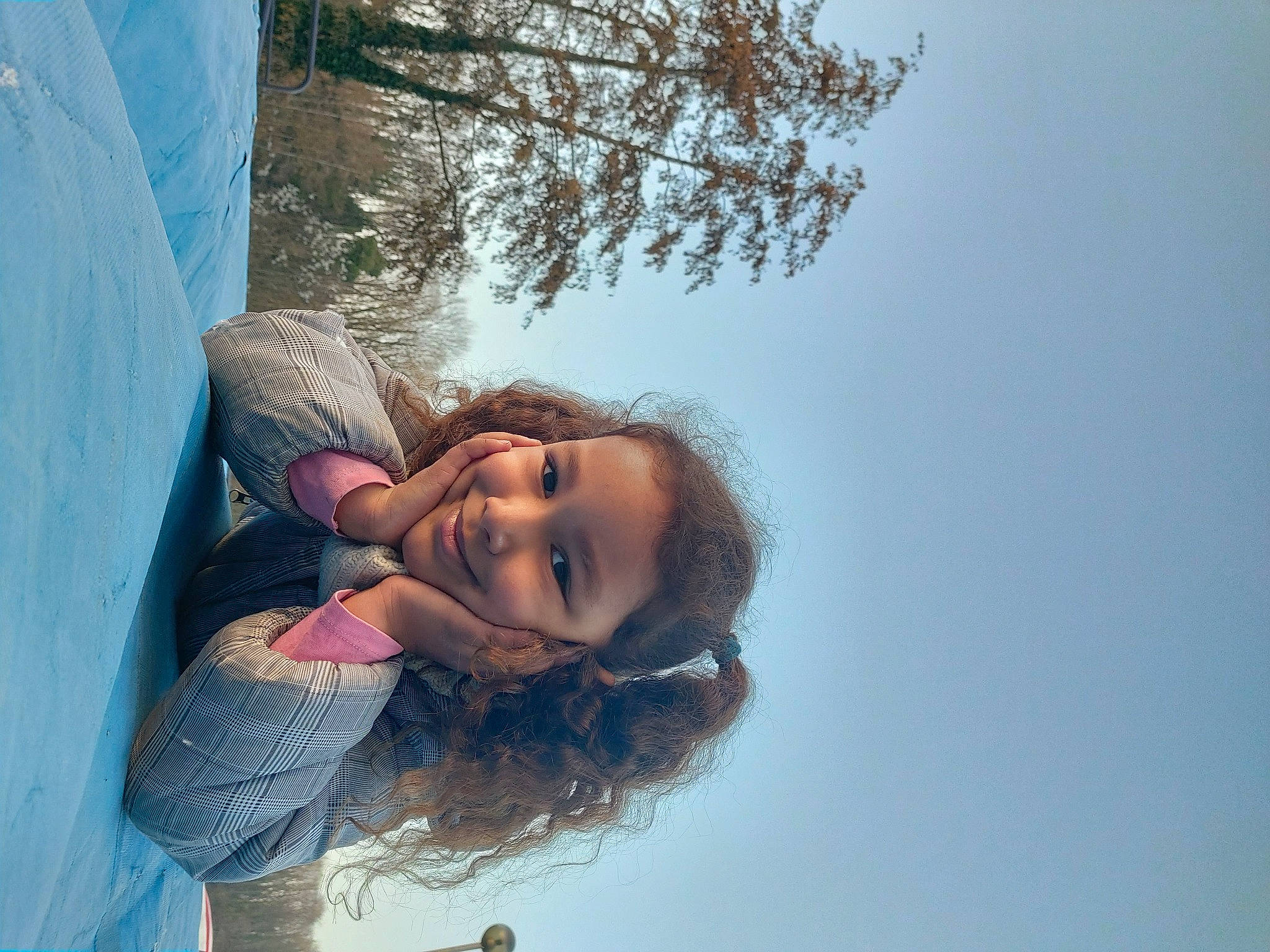 Chelsea participe au concours pour gagner de l'argent avec cette photo : azure, electric_blue, eyewear, flash_photography, freezing, fun, grass, happy, joy, leisure, long_hair, people_in_nature, person, plant, reflection, sky, smile, travel, tree, water