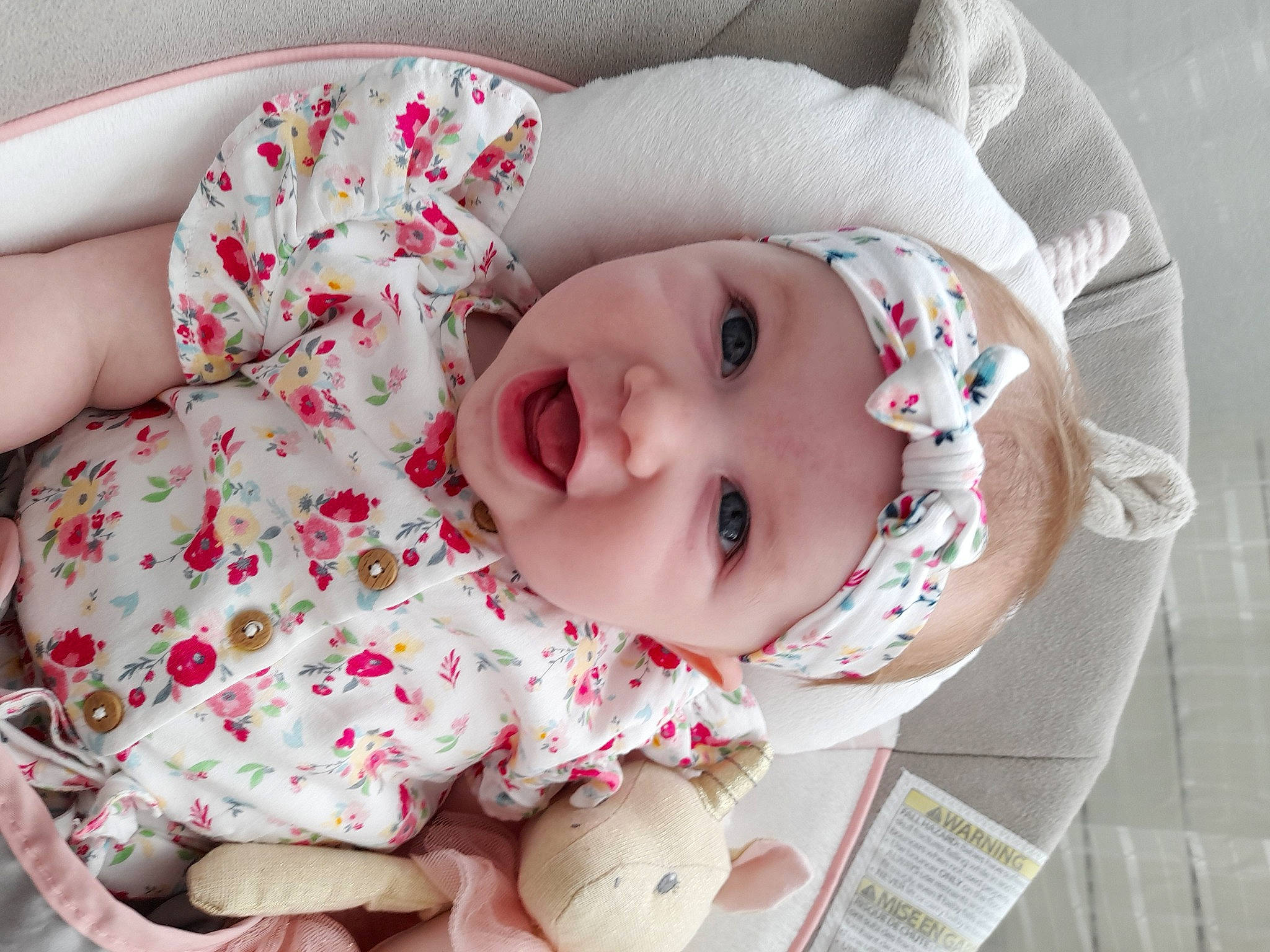 Liloa participe au concours pour gagner de l'argent avec cette photo : baby, baby_toddler_clothing, cheek, child, comfort, happy, hat, headgear, headwear, iris, lip, mouth, nose, person, pink, product, skin, sleeve, smile, textile