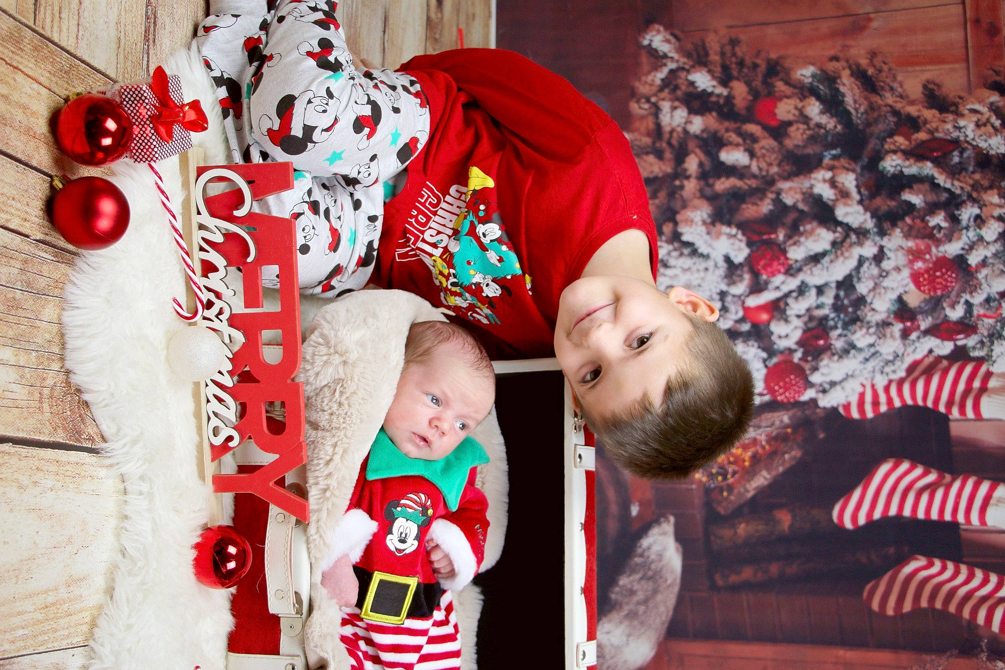 Wyatt a rejoint le concours — aidez-le/la à gagner de superbes lots ! baby, baby_toddler_clothing, carmine, child, christmas, christmas_eve, event, fun, happy, holiday, joy, pattern, people, person, red, room, sitting, t_shirt, textile, toddler