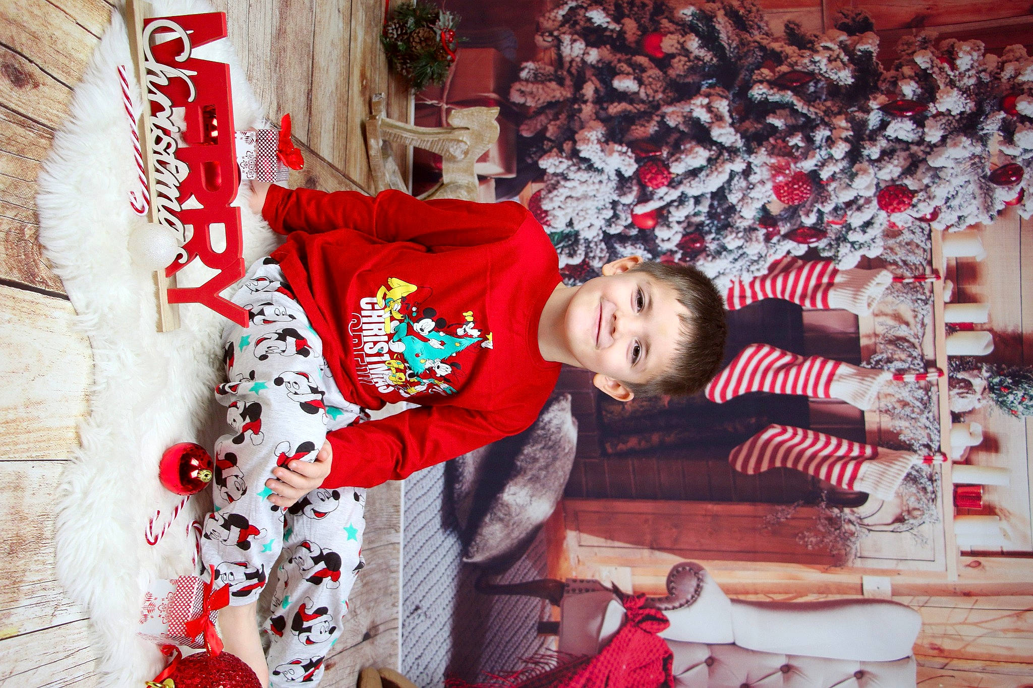 Wyatt participe au concours pour gagner de l'argent avec cette photo : baby, carmine, child, christmas, christmas_eve, event, happy, holiday, joy, ornament, pattern, person, red, room, sitting, sleeve, temple, toddler, tradition, tree