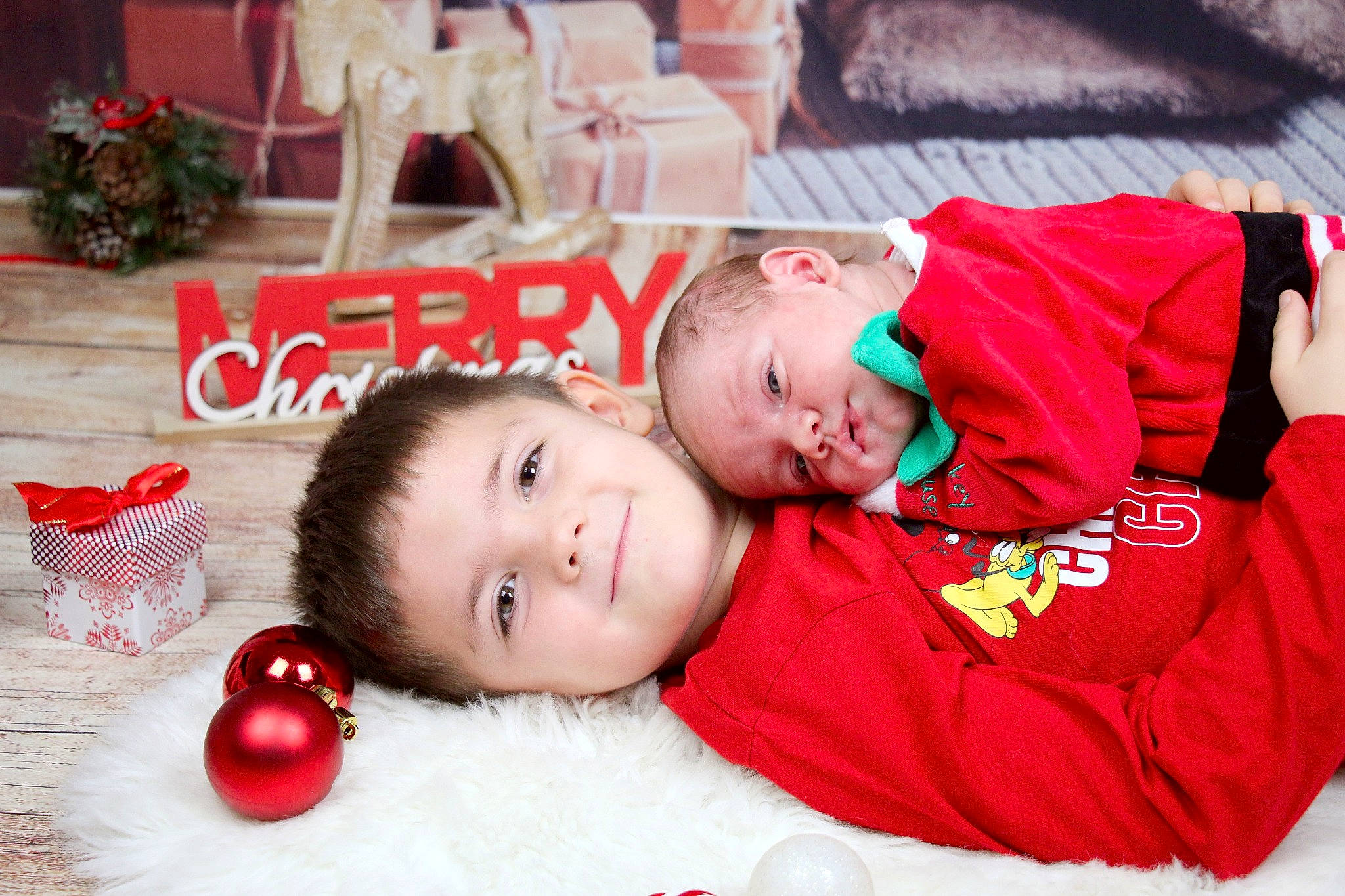 Wyatt a rejoint le concours — aidez-le/la à gagner de superbes lots ! baby, baby_laughing, baby_toddler_clothing, child, christmas, comfort, event, face, facial_expression, fun, happy, holiday, joy, mammal, person, red, room, skin, smile, t_shirt