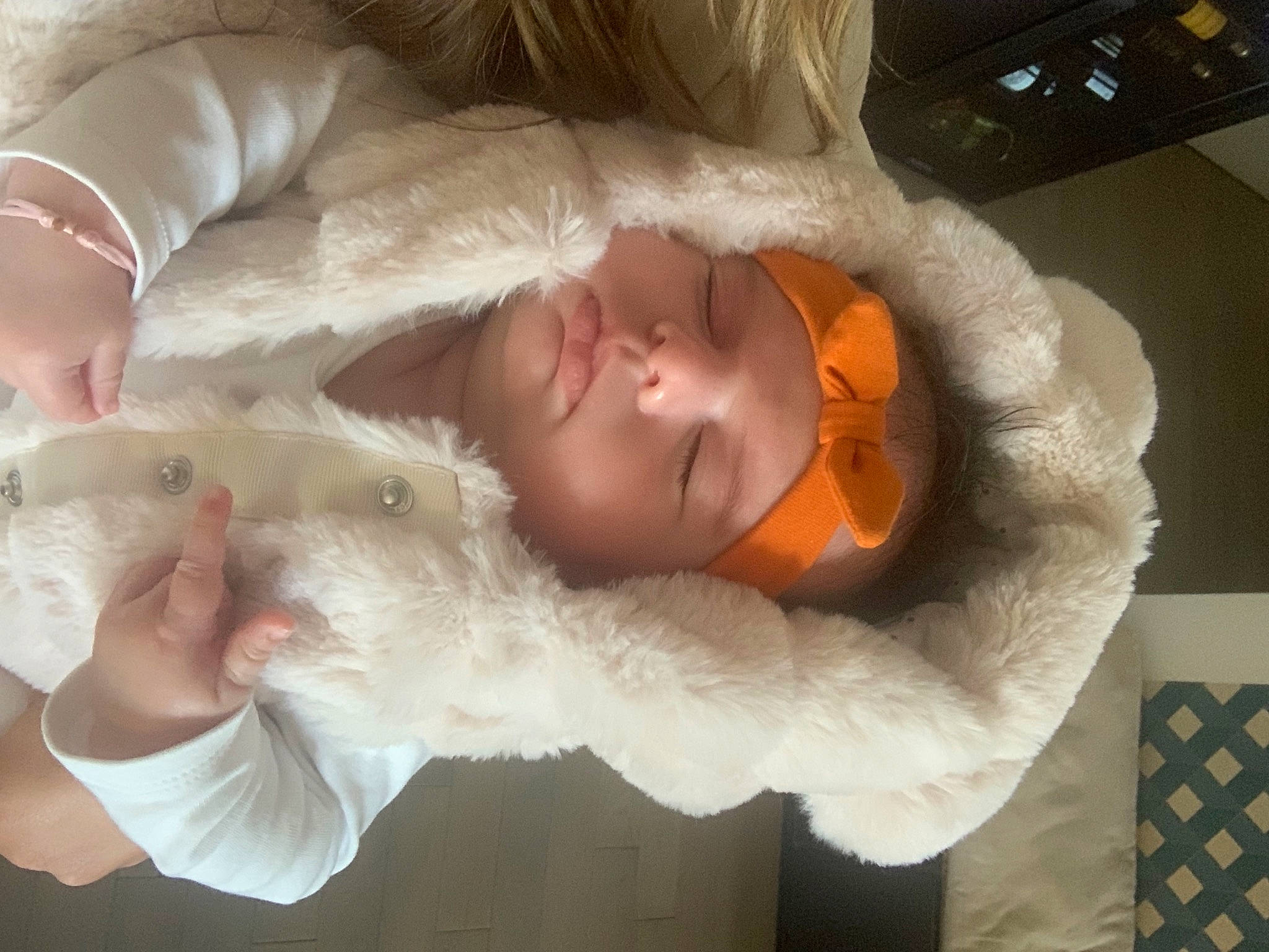 Milla participe au concours pour gagner de l'argent avec cette photo : abdomen, arm, baby, cheek, child, comfort, computer_keyboard, ear, eyebrow, eyelash, finger, flesh, fun, fur, happy, headwear, nose, person, room, skin