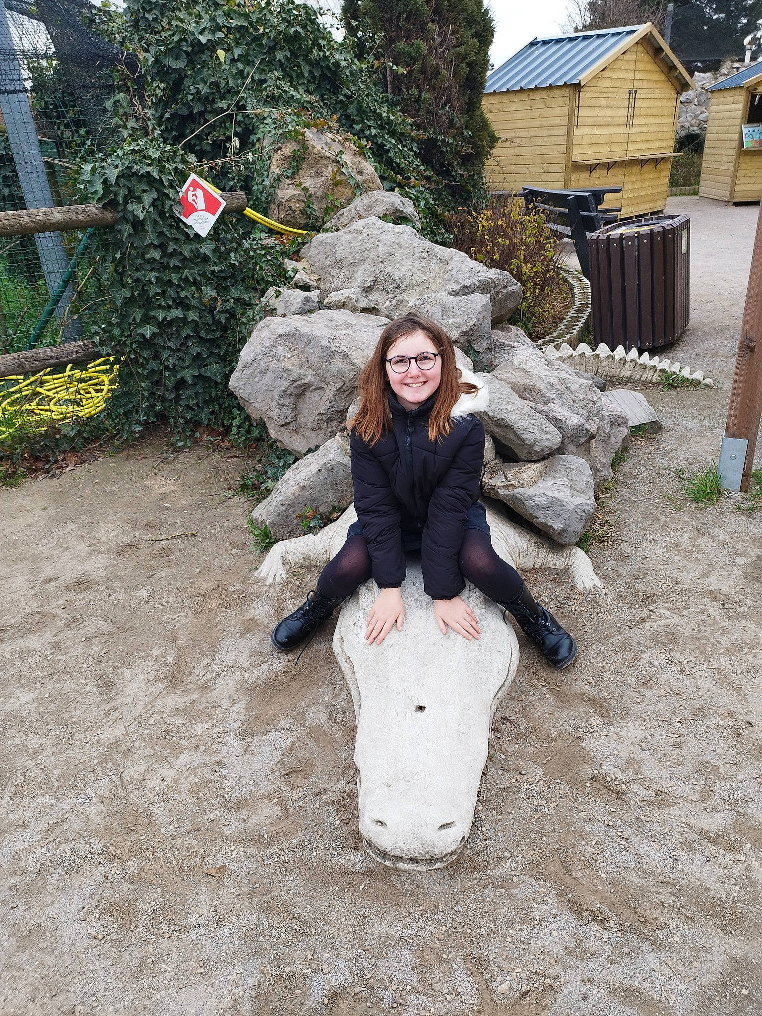 L?ana a rejoint le concours — aidez-le/la à gagner de superbes lots ! ball, cobblestone, flooring, freezing, fun, fur, garden, grass, happy, hat, house, joy, landscape, leisure, person, plant, recreation, shrub, smile, soil