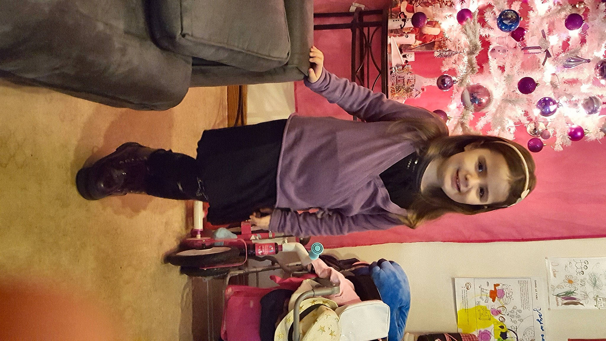 Léana participe au concours pour gagner de l'argent avec cette photo : chair, clothing, event, fun, happy, human, human_leg, joy, magenta, microphone, person, photography, red, room, sitting, smile, snapshot, suit, textile, trousers