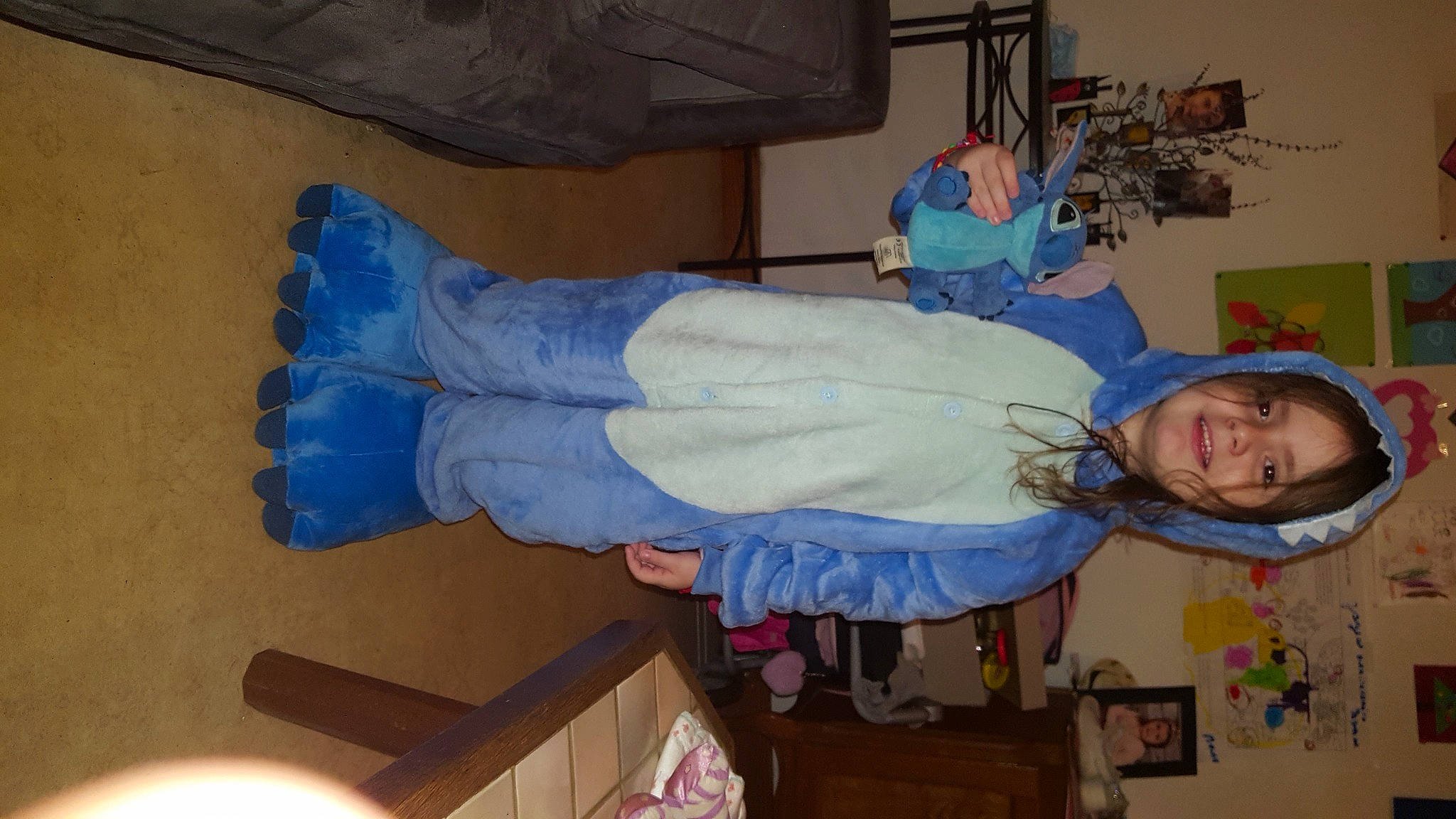 Léana a rejoint le concours — aidez-le/la à gagner de superbes lots ! child, comfort, electric_blue, joy, knee, person, room, smile, toddler, under_exposed