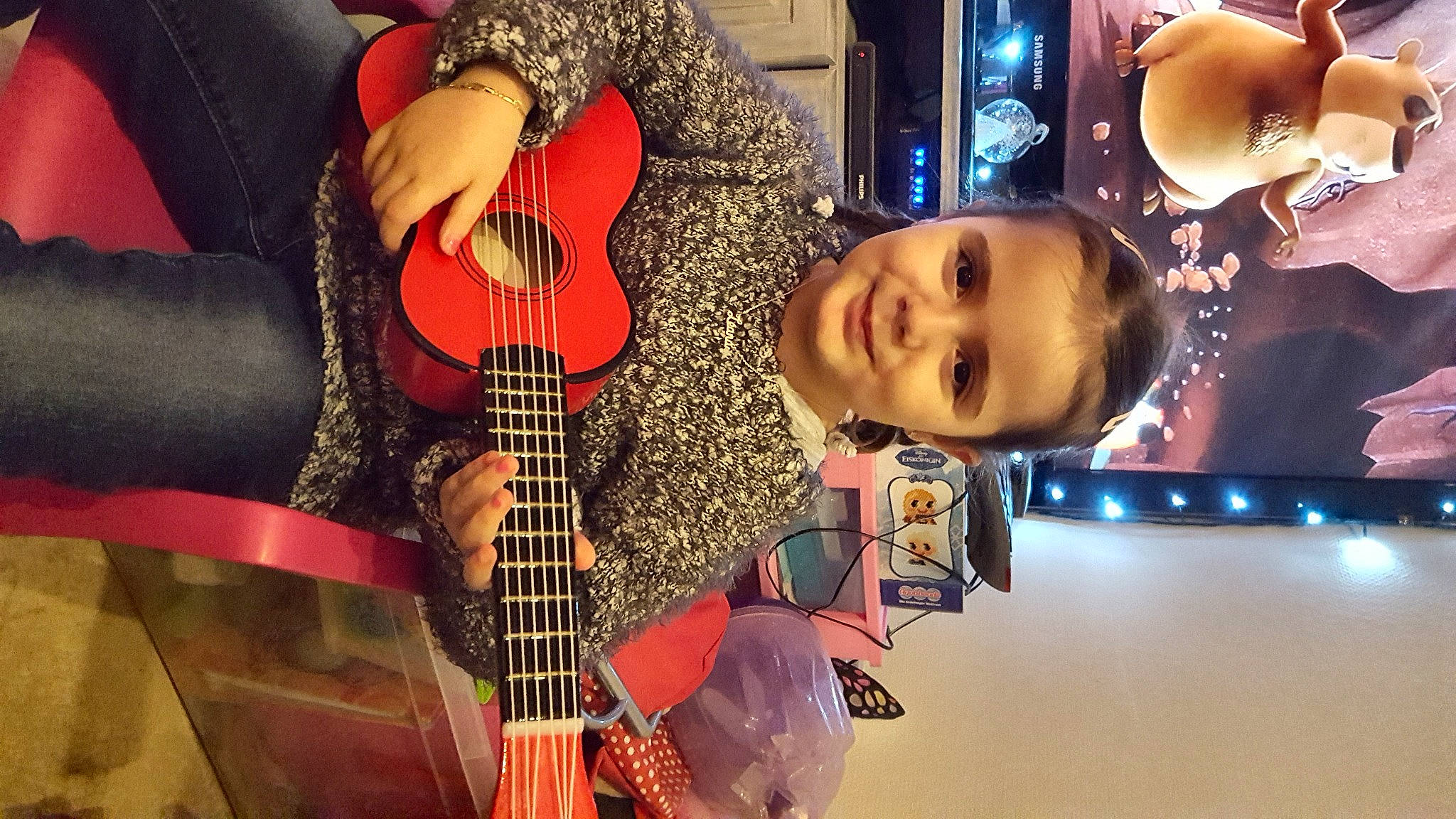 Léana a rejoint le concours — aidez-le/la à gagner de superbes lots ! artist, audio_equipment, cool, entertainment, event, eyewear, fun, guitar, guitar_accessory, joy, music, music_artist, musical_instrument, musical_instrument_accessory, musician, orange, person, plucked_string_instruments, smile, string_instrument