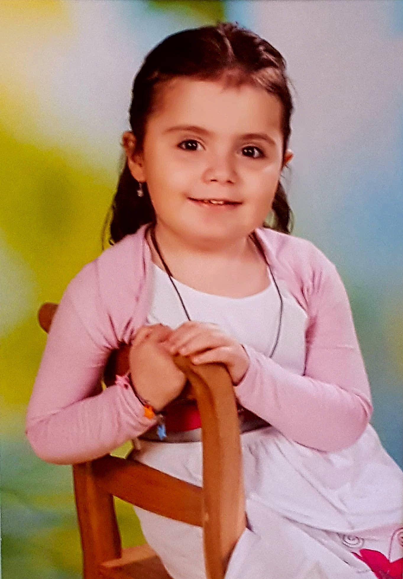 Léana participe au concours pour gagner de l'argent avec cette photo : arm, brown_hair, child, flash_photography, fun, gesture, grass, hair, happy, jewellery, joy, leisure, lip, neck, people_in_nature, person, shoulder, sitting, skin, sleeve