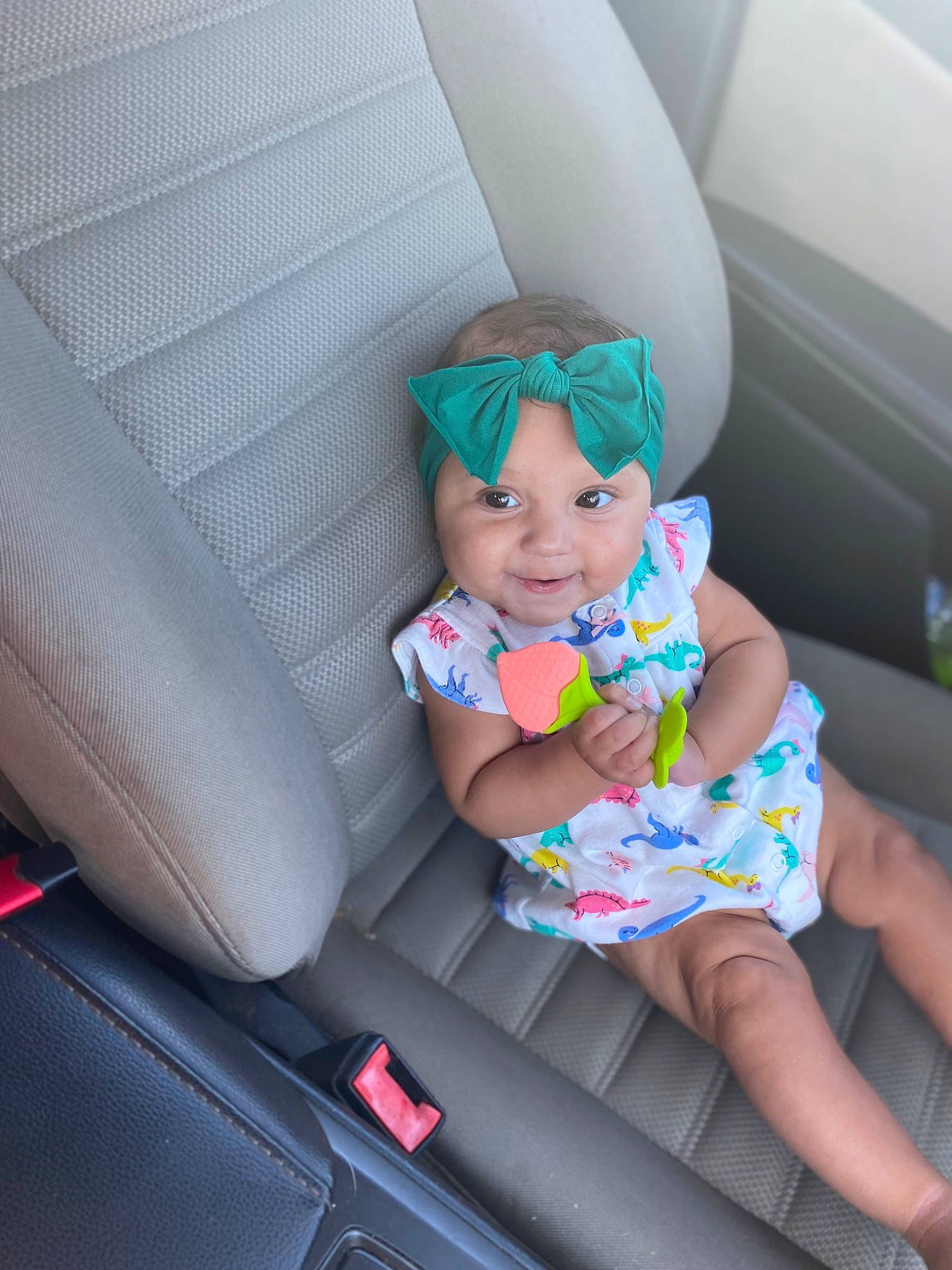 Syrah is registered to the contest to win money with this photo: auto_part, automotive_design, automotive_exterior, baby, baby_toddler_clothing, car, car_seat, child, comfort, finger, fun, happy, hat, head, headwear, leisure, motor_vehicle, person, smile, toddler