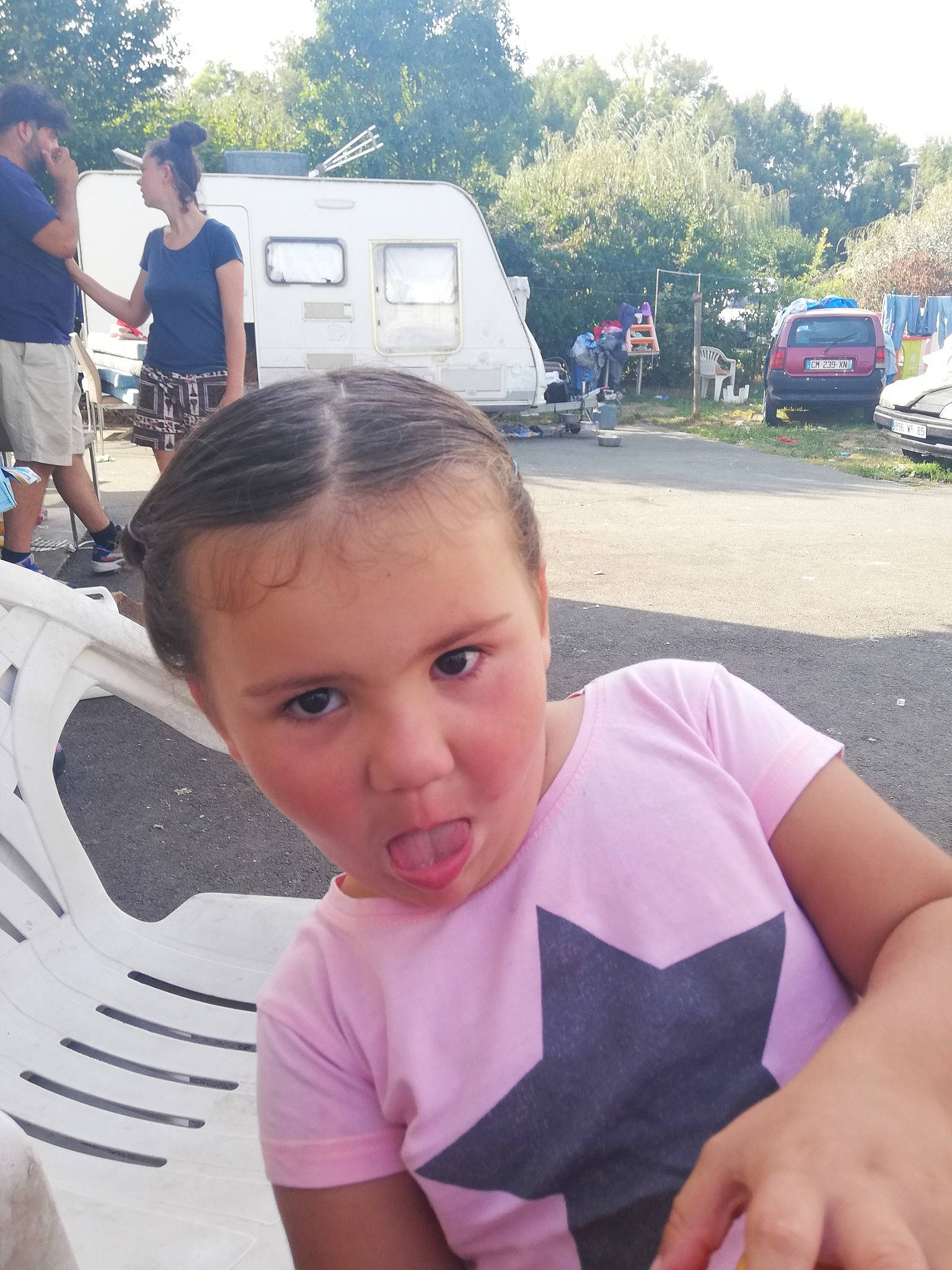 Djemila participe au concours pour gagner de l'argent avec cette photo : arm, automotive_exterior, car, fun, grass, happy, leisure, motor_vehicle, person, recreation, sky, summer, t_shirt, thumb, tire, tree, vehicle, vehicle_door, vertebrate, wheel