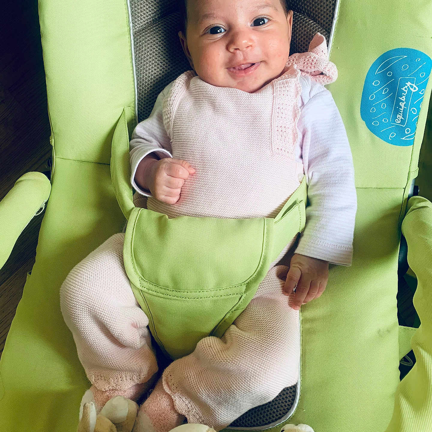 Lucrézia a rejoint le concours — aidez-le/la à gagner de superbes lots ! baby, blanket, bodypart, clothing, crib, cushion, face, finger, furniture, hand, happy, head, homedecor, infantbed, newborn, pants, person, photography, portrait, smile