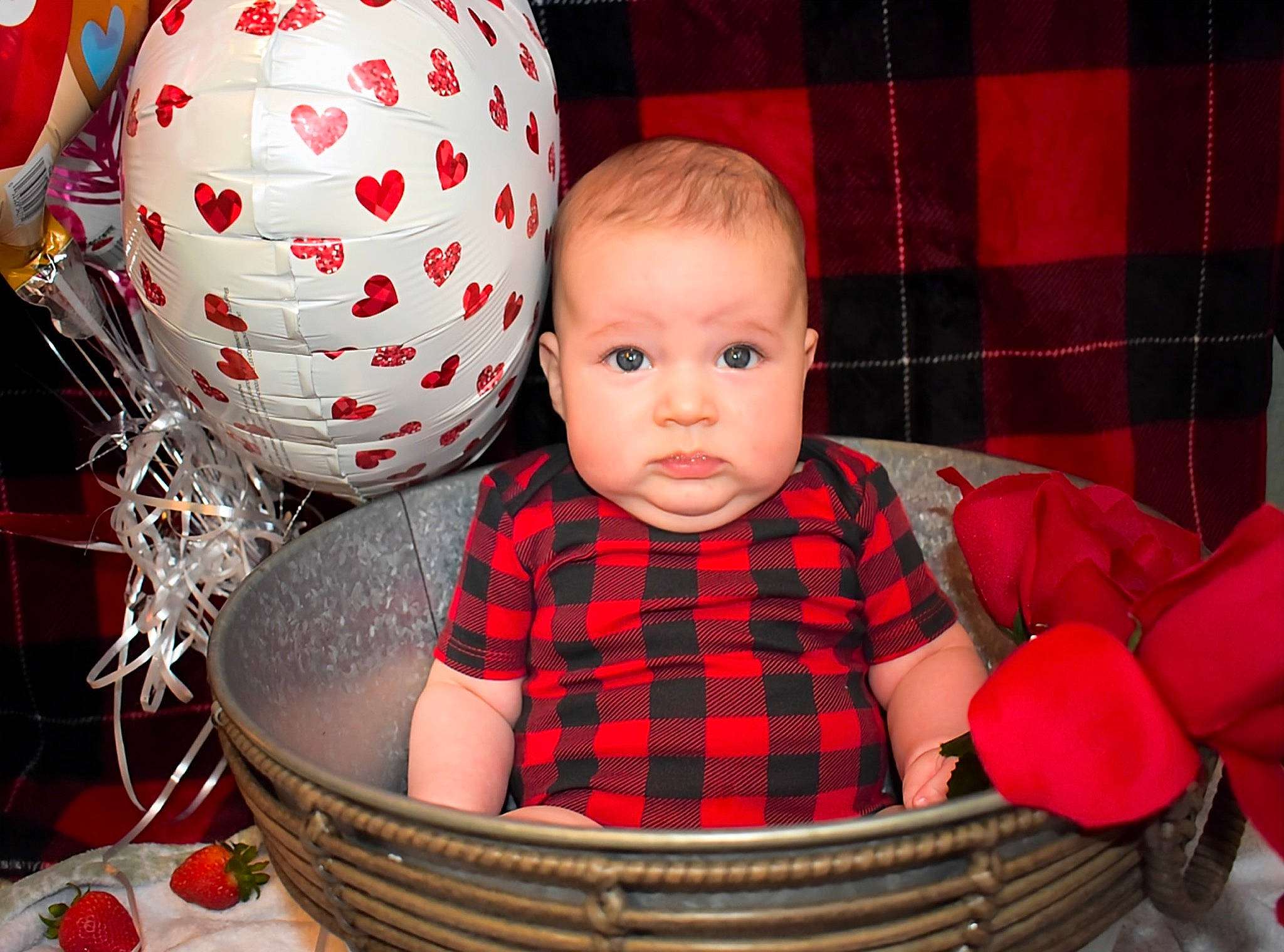 Markus is registered to the contest to win money with this photo: baby, baby_toddler_clothing, basket, child, collar, comfort, event, face, fashion_accessory, fun, happy, holiday, pattern, person, plaid, red, sitting, sleeve, tartan, textile