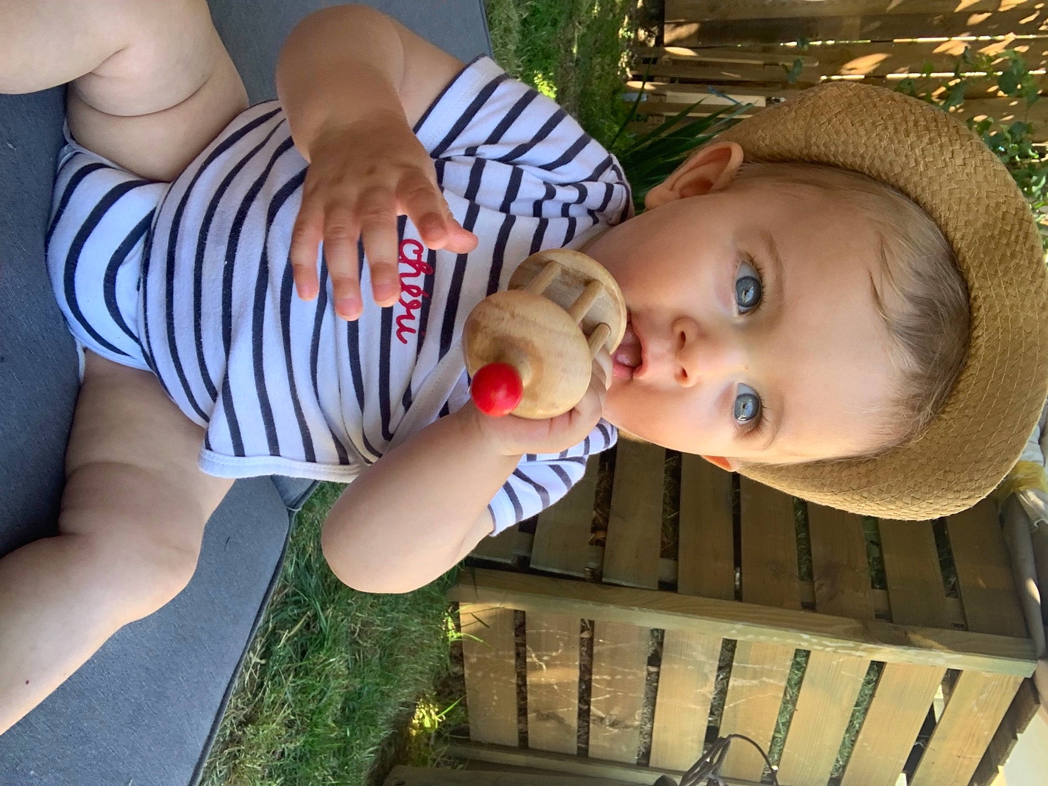 Nathan a rejoint le concours — aidez-le/la à gagner de superbes lots ! arm, baby, baby_toddler_clothing, clothing, cool, facial_expression, finger, fun, grass, hand, happy, hat, human_body, knee, leisure, organ, person, plant, sun_hat, surprise