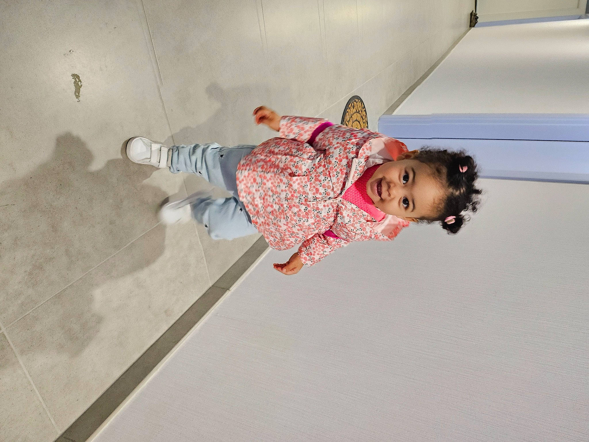 Jannah a rejoint le concours — aidez-le/la à gagner de superbes lots ! baby, baby_toddler_clothing, ceiling, child, comfort, concrete, floor, flooring, fun, happy, joy, leisure, pattern, person, plaster, room, toddler, visual_arts, wood