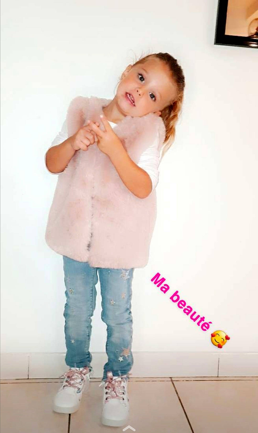 Lily-rose a rejoint le concours — aidez-le/la à gagner de superbes lots ! elbow, eye, flash_photography, gesture, hair, happy, head, knee, leg, magenta, person, picture_frame, pink, sleeve, street_fashion, t_shirt, thigh, toddler, waist, white