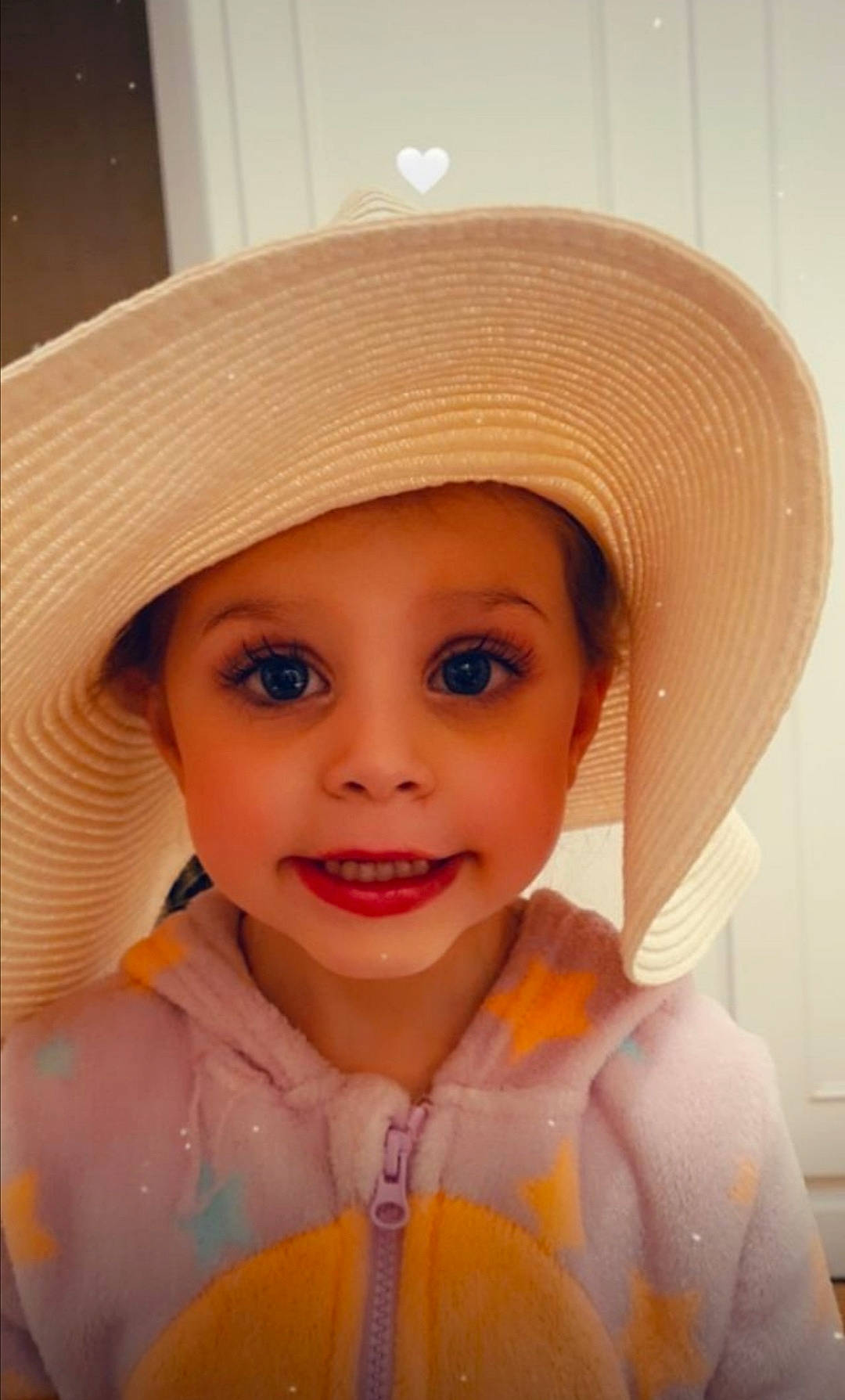 Lily-rose participe au concours pour gagner de l'argent avec cette photo : cap, child, costume_hat, cowboy_hat, eye, eyebrow, eyelash, face, fedora, fun, happy, hat, head, headgear, headwear, joy, lip, nose, person, skin