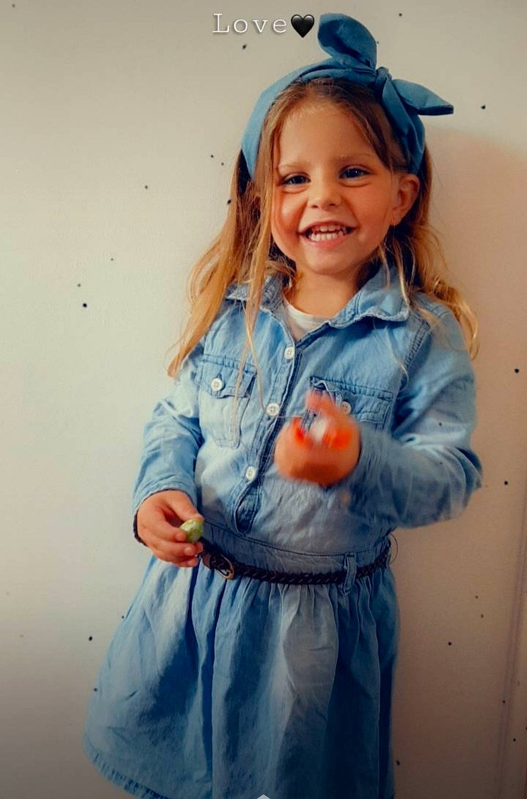 Lily-rose participe au concours pour gagner de l'argent avec cette photo : arm, azure, dress, eye, face, facial_expression, hair, hand, happy, human_body, jeans, joy, organ, outerwear, person, plant, shoulder, skin, sleeve, smile