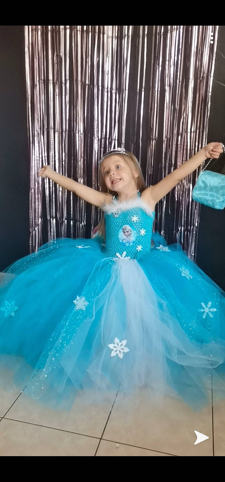 Lily-rose a rejoint le concours — aidez-le/la à gagner de superbes lots ! bridal_accessory, bridal_clothing, bridal_party_dress, clothing, dress, eye, face, fashion_design, flash_photography, formal_wear, gown, hairstyle, happy, head, human_body, iris, joy, person, shoulder, smile