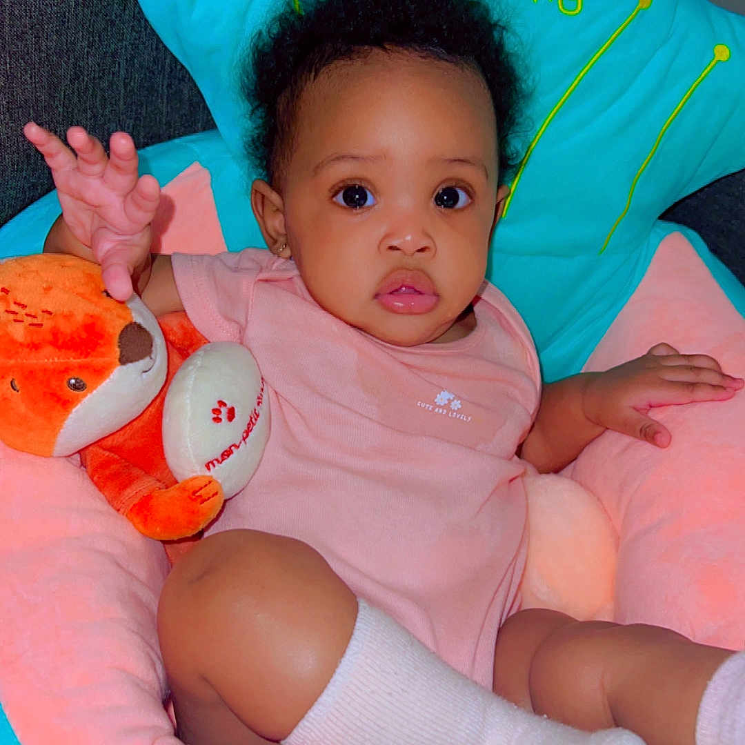 Dashontea participe au concours pour gagner de l'argent avec cette photo : armchair, baby, child, comfort, cozy, crown_design, curly_hair, cute, expression, fox_toy, hand_raised, indoor, infant, pink_clothing, plush_toy, portrait, seated, socks, soft_chair, wide_eyes