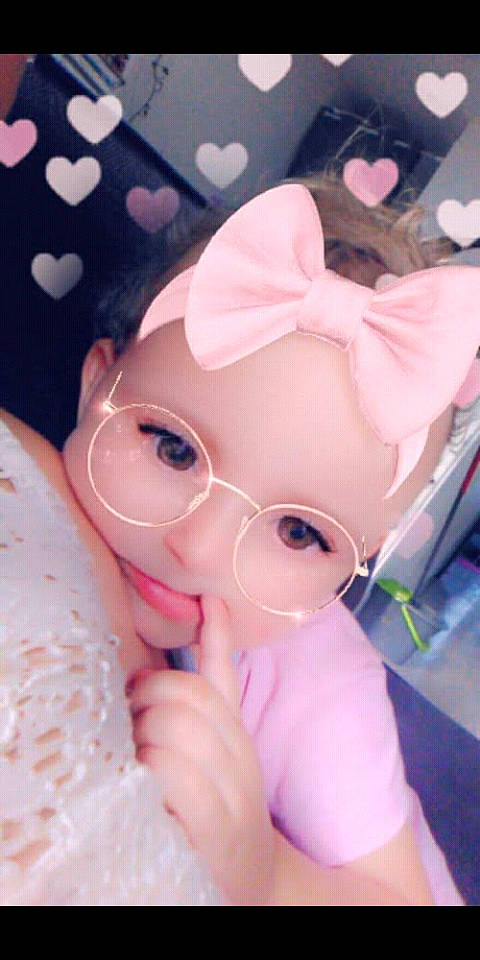 Eleanor a rejoint le concours — aidez-le/la à gagner de superbes lots ! arm, bangs, doll, dress, ear, eye, eyelash, fawn, gesture, head, human_body, lip, nail, nose, person, pink, skin, textile, thumb, toy