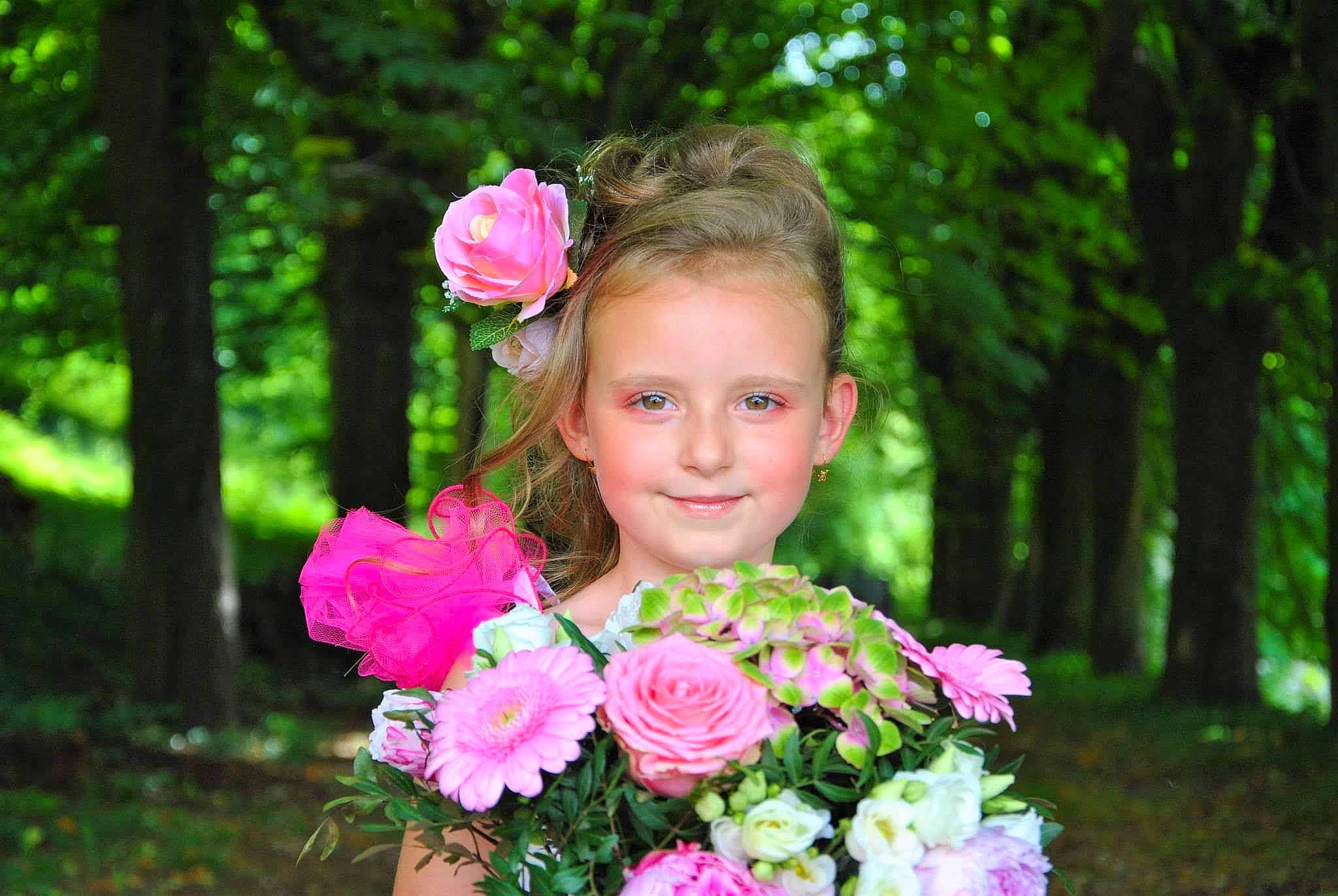 Eleanor participe au concours pour gagner de l'argent avec cette photo : botany, bouquet, dress, face, flash_photography, flower, flower_arranging, grass, happy, head, joy, leaf, people_in_nature, person, petal, pink, plant, smile, summer, toddler