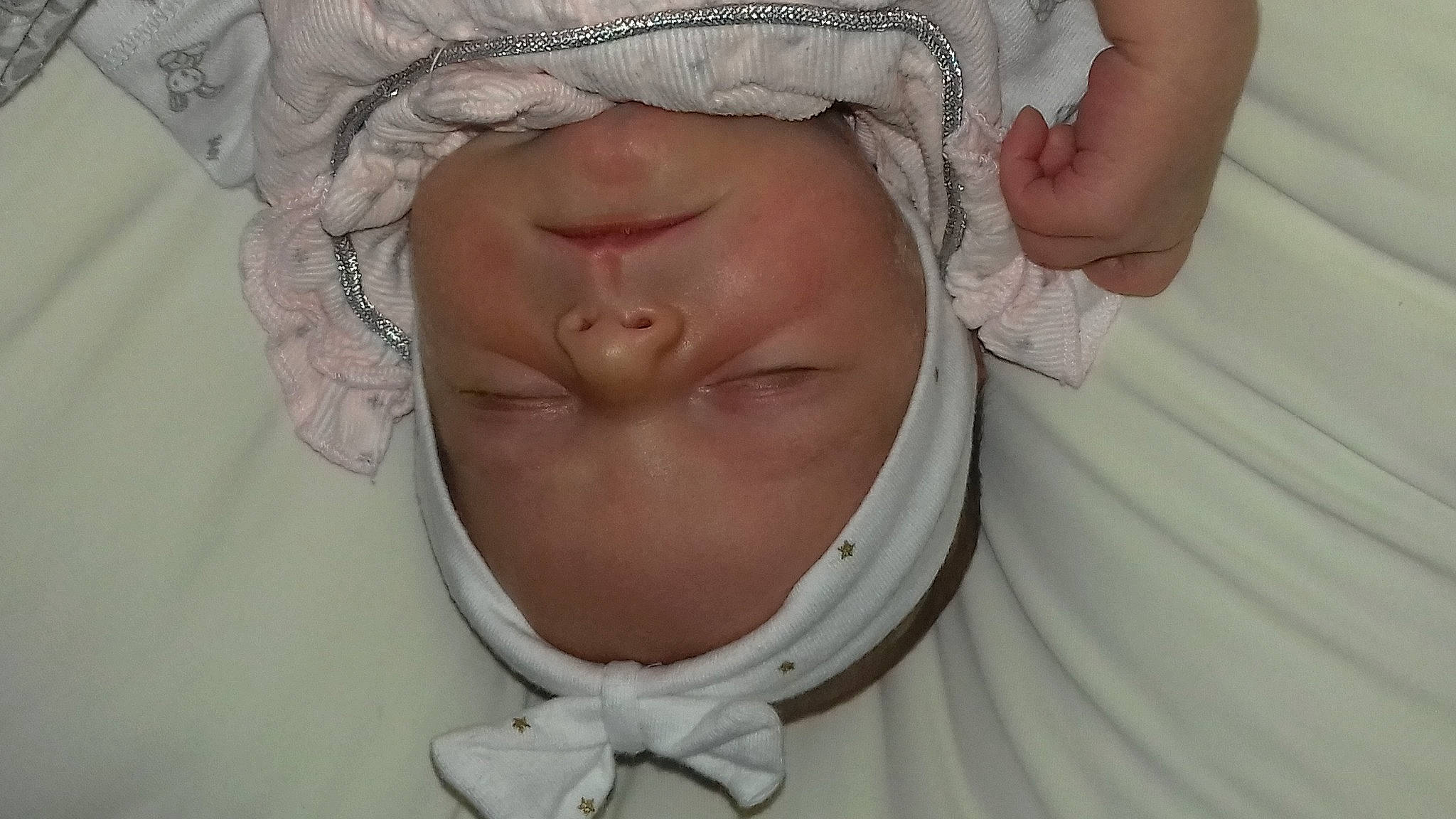 Eleanor a rejoint le concours — aidez-le/la à gagner de superbes lots ! cheek, chest, comfort, eyebrow, eyelash, eyewear, fashion_accessory, gesture, happy, headwear, iris, jaw, linens, lip, neck, no_expression, nose, person, sleeve, smile