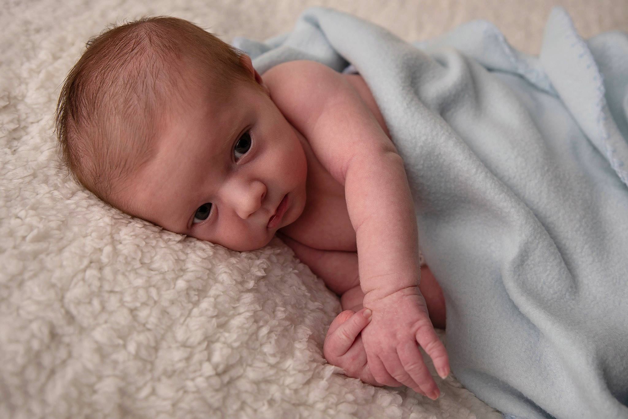 Rafaël participe au concours pour gagner de l'argent avec cette photo : baby, baby_toddler_clothing, cheek, child, comfort, finger, flesh, linens, lip, muscle, person, skin, stomach, toddler