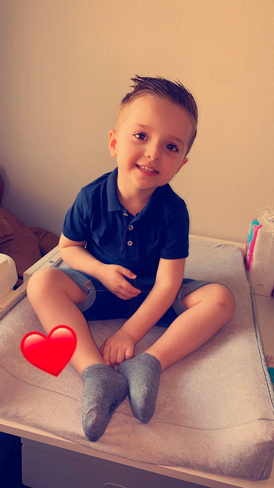 Rafael a rejoint le concours — aidez-le/la à gagner de superbes lots ! cheek, chin, elbow, finger, flash_photography, hair, hairstyle, happy, head, human_body, iris, joint, joy, knee, leg, neck, person, shoulder, skin, sleeve